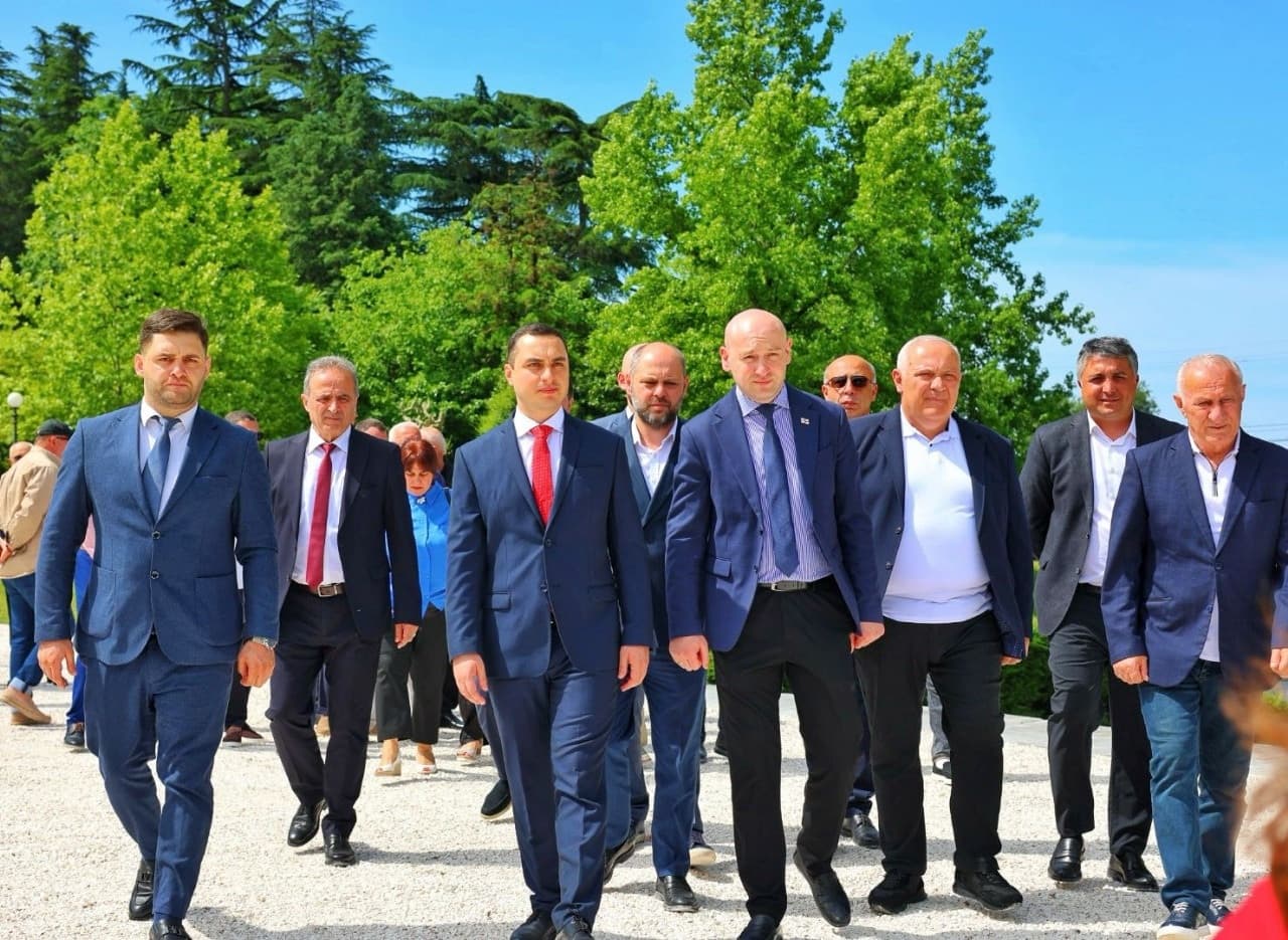 <p style="text-align: justify">ზუგდიდში, 26 მაისის ღონისძიებები ეროვნული გმირების პარკში, საქართველოს ეროვნული გმირის, სოხუმის ყოფილი მერის გურამ გაბესკირიას ბიუსტის გახსნით დაიწყო.</p><p style="text-align: justify">ეროვნული გმირების პარკში უკვე განთავსებულია მერაბ კოსტავას, ჟიული შარტავას, გენო ადამიას, მამია ალასანიას და 1924 წლის აჯანყებულთა ბიუსტები და მემორიალები.</p><p style="text-align: justify">ეროვნული გმირების ბიუსტები, სამეგრელო-ზემო სვანეთის სახელმწიფო რწმუნებულმა, ზუგდიდის დელეგატმა, მუნიციპალიტეტის მერმა, განათლების, მეცნიერების და ახალგაზრდობის მინისტრის მოადგილეებმა და აფხაზეთის მთავრობის მინისტრთა კაბინეტის წევრებმა გვირგვინებით შეამკეს. ხელისუფლების წარმომადგენლებმა, ასევე გვირგვინით შეამკეს, ზუგდიდის ცენტრალურ ბულვარში მდებარე საქართველოს პირველი პრეზიდენტის, ეროვნული გმირის, ზვიად გამსახურდიას ბიუსტი.</p><p style="text-align: justify">დღესვე ეროვნული გმირების პარკში საქართველოს სახელმწიფო დროშის აღმართვის ცერემონია გაიმართა. პარკში სამომავლოდ დაგეგმილია სხვა ეროვნული გმირების ბიუსტების განთავსება.</p><p>&nbsp;</p>