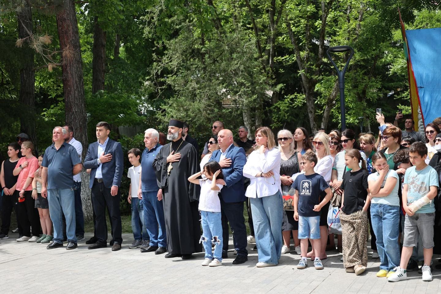 <p style="text-align: justify">ბორჯომში საქართველოს დამოუკიდებლობის დღე აღინიშნა.</p><p style="text-align: justify">მაყურებლის წინაშე ადგილობრივი ვოკალური და ქორეოგრაფიული ანსამბლები წარდგნენ.</p><p style="text-align: justify">26 მაისი მოსახლეობას დეკანოზმა იოანემ (ხეცურიანი), საკრებულოს თავმჯდომარემ დავით ზაალიშვილმა და მერის მოადგილემ გიორგი ტაბატაძემ მიულოცეს.</p><p style="text-align: justify">ღონისძიებას ადგილობრივი თვითმმართველობის წარმომადგენლები და მოქალაქეები ესწრებოდნენ.</p><div class="iframe-wrapper"><iframe src="https://www.facebook.com/plugins/post.php?href=https%3A%2F%2Fwww.facebook.com%2Fpermalink.php%3Fstory_fbid%3Dpfbid02FdUWK7ZbupTW3FthHytXbz8ZC3vvccBy46vkHJfsPXMioCUV2AYoTjEvJbDJzTK4l%26id%3D100067222093058&amp;show_text=true&amp;width=500" frameborder="0" allowfullscreen="true" width="500" height="754" title="Embedded content" allow="autoplay; clipboard-write; encrypted-media; picture-in-picture; web-share" scrolling="no" style="border:none;overflow:hidden"></iframe></div>