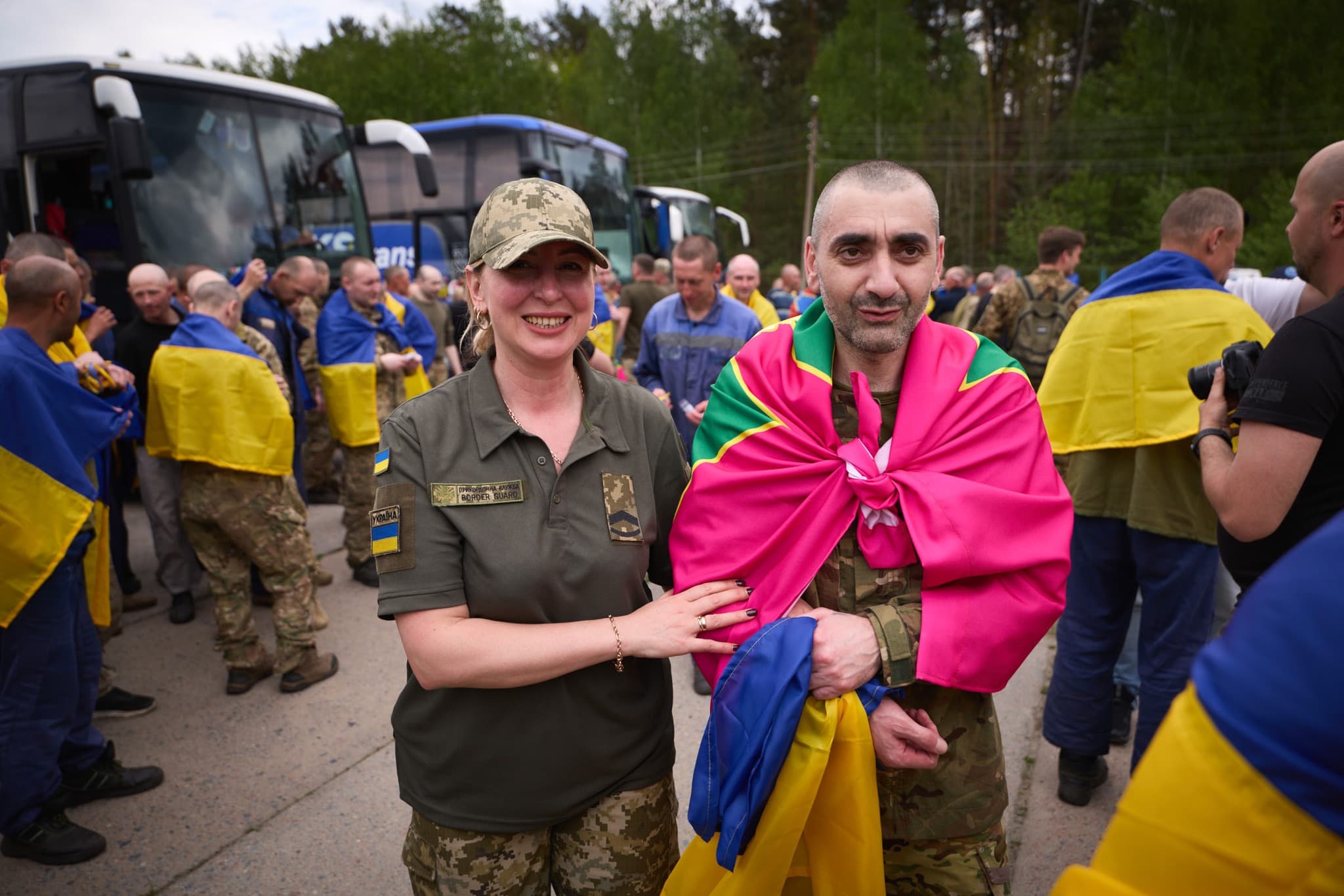 <p style="text-align: justify">უკრაინამ და რუსეთმა 1000 1000-ზე ფორმატში ტყვეების მორიგი გაცვლის ფარგლებში ერთმანეთს 307-307 სამხედრო ტყვე გადასცეს.</p><p style="text-align: justify">ტყვეების გაცვლა, რომელიც სამ დღეზეა დაყოფილი, ყველაზე მასშტაბური იქნება 2022 წელს რუსეთის უკრაინაში შეჭრის შემდეგ.</p><p style="text-align: justify">"კიდევ 307 უკრაინელი დამცველი სახლშია. დღეს თურქეთში შეთანხმებული "1000 1000-ზე" ფორმატით გაცვლის მეორე დღეა. მხოლოდ ამ ორ დღეში 697 ადამიანი უკვე დაბრუნდა. ხვალ გაგრძელებას ველით“, - განაცხადა უკრაინის პრეზიდენტმა ვოლოდიმირ ზელენსკიმ.</p><p style="text-align: justify">როგორც სამხედრო ტყვეებთან მოპყრობის კოორდინაციის შტაბმა განაცხადა, უკრაინის შეიარაღებული ძალების, კერძოდ, საჰაერო-სადესანტო თავდასხმის ძალების, უპილოტო სისტემების ძალების, საზღვაო ძალების, ჯარების ჯარების, ასევე უკრაინის სახელმწიფო სასაზღვრო სამსახურისა და ეროვნული გვარდიის ჯარისკაცები სამშობლოში დაბრუნდნენ.</p><p style="text-align: justify">ყველა გათავისუფლებული დამცველი მამაკაცია, რიგითი და სერჟანტი. ყველაზე ახალგაზრდა გათავისუფლებული 25 წლისაა, ყველაზე უფროსი კი - 61 წლის. მათ შორის არიან დაჭრილები და ავადმყოფები.</p><p style="text-align: justify">ისინი დონეცკის, ხერსონის, ხარკოვის, ზაპოროჟიეს და ლუგანსკის მიმართულებით იბრძოდნენ.</p><p style="text-align: justify">23 მაისს უკრაინაში 390 ადამიანი <a target="_blank" rel="noopener noreferrer nofollow" class="text-brand-500 underline" href="https://frontnews.ge/ge/news/zelenski-chven-vabrunebt-chvens-khalkhs-sakhlshi-dghes-390-adamiani-shabats-da-kviras-velodebit-rom-gatsvla-gagrdzeldeba"><em>დაბრუნდა</em></a> - 270 სამხედრო და 120 მშვიდობიანი მოქალაქე.</p><div class="iframe-wrapper"><iframe src="https://www.facebook.com/plugins/post.php?href=https%3A%2F%2Fwww.facebook.com%2Fzelenskyy.official%2Fposts%2Fpfbid0fra8e9xpE9E8KVXY2EfE6Qdm3gWykm3iQL8ggs8pmxtMTkdAHMcJ19M9HVWrg6v7l&amp;show_text=true&amp;width=500" frameborder="0" allowfullscreen="true" width="500" height="645" title="Embedded content" allow="autoplay; clipboard-write; encrypted-media; picture-in-picture; web-share" scrolling="no" style="border:none;overflow:hidden"></iframe></div>