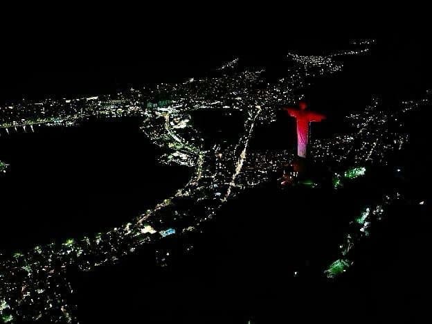 რიო-დე-ჟანეიროს კორკოვადოს მთაზე ქრისტეს ქანდაკება საქართველოს დროშის ფერებით განათდა