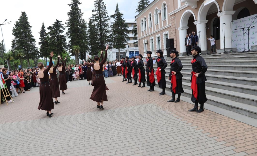 <p style="text-align: justify">18 მაისი ქართული ეროვნული სამოსის დღეა.&nbsp;</p><p style="text-align: justify">თერჯოლის მუნიციპალიტეტში ეროვნული სამოსის დღე აღინიშნა. ამ დღესთან დაკავშირებით ქალაქში კულტურულ-გასართობი ღონისძიებები გაიმართა. მოეწყო კოსტიუმირებული მსვლელობა ქალაქის ცენტრში, მერიის ადმინისტრაციული შენობის წინ &nbsp;კულტურულ-შემეცნებითი აქტივობები ჩატარდა. &nbsp;აქვე გამოფენილი იყო ეროვნული სამოსი, ეთნოგრაფიული &nbsp;ნივთები,ადგილობრივ მეწარმეთა ნამუშევრები.&nbsp;</p><p style="text-align: justify">ღონისძიებაში მონაწილეობდნენ მუნიციპალიტეტში მოქმედი ქორეოგრაფიული და ფოლკლორული ანსამბლები, საჯარო სკოლები. ეროვნული სამოსის დღე თერჯოლელებს მიულოცეს მუნიციპალიტეტის მერმა მანუჩარ რობაქიძემ, საკრებულოს თავმჯდომარე გიორგი ბარათაშვილმა, თერჯოლისა და ტყიბულის ეპარქიის მეუფე გიორგიმ.&nbsp;</p><p style="text-align: justify">საქართველოში ეროვნული სამოსის დღე 2016 წელს დაწესდა, რომლის მიზანია ქართული კულტურის პოპულარიზაცია და ქვეყნის საზღვრებს გარეთ გატანა.&nbsp;</p><p style="text-align: justify">ეროვნული სამოსის დღისადმი მიძღვნილი ღონისძიება თერჯოლის მუნიციპალიტეტის მერიის მხარდაჭერით და კულტურის სამსახურის ორგანიზებით &nbsp;ჩატარდა.</p>