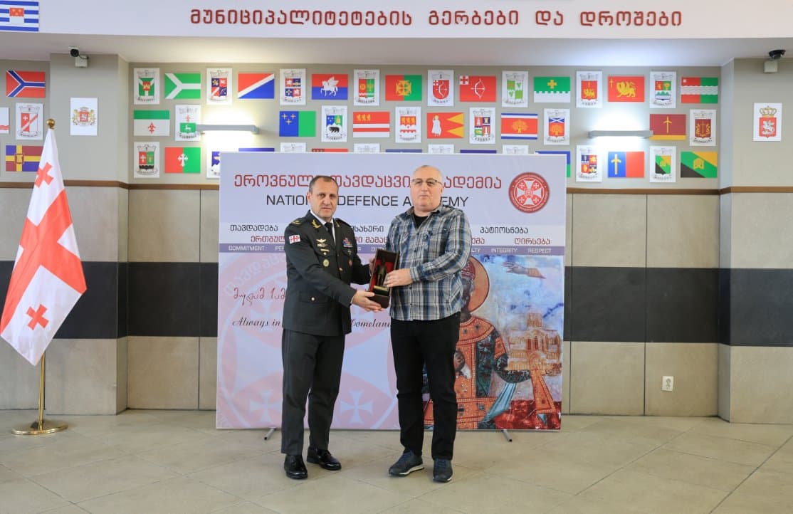 <p style="text-align: justify">ეროვნული თავდაცვის აკადემიაში თავდაცვის ძალების დღისადმი მიძღვნილი ღონისძიება გაიმართა. ღონისძიებაზე აკადემიის რექტორმა, ბრიგადის გენერალმა მამია ბალახაძემ სიტყვით მიმართა აკადემიის პირად შემადგენლობას და თავდაცვის ძალების დღე მიულოცა.</p><p style="text-align: justify">"მსურს მოგილოცოთ თავდაცვის ძალების დღე და მადლობა გადაგიხადოთ სამსახურისთვის. მადლობა მინდა გითხრათ იმ შრომისა და ძალისხმევისთვის, რასაც ჩვენ ყველანი ერთად ვეწევით ჩვენი სამშობლოს უკეთესი მომავლისათვის, მისი გამთლიანებისათვის.</p><p style="text-align: justify">ეროვნული თავდაცვის აკადემიის ხელმძღვანელობა მუდმივად არის ორიენტირებული სიახლეების დანერგვაზე ყველა მიმართულებით და თითოეული თქვენგანისთვის უკეთესი პირობების შექმნაზე.</p><p style="text-align: justify">მინდა მივესალმო ჩვენს დაჭრილ-დაშავებულ სამხედრო მოსამსახურეებს, რომლებმაც საკუთარი ჯანმრთელობა მსხვერპლად გაიღეს სამშობლოს სამსახურში. ქედს ვიხრი დაღუპული სამხედრო მოსამსახურეების ხსოვნის წინაშე და უდიდეს პატივისცემას გამოვხატავ მათი ოჯახების წინაშე.</p><p style="text-align: justify">გისურვებთ წარმატებებს ჩვენი ქვეყნის სამსახურში და კიდევ ერთხელ გილოცავთ თავდაცვის ძალების დღეს!", - განაცხადა ბალახაძემ.</p><p style="text-align: justify">აკადემიის ინსტიტუციონალურ განვითარებაში შეტანილი წვლილისათვის, დაკისრებული მოვალეობის კეთილსინდისიერად და მაღალხარისხოვნად შესრულებისათვის - ორი სამხედრო მოსამსახურე &nbsp;დაჯილდოვდა ცეცხლსასროლი იარაღით, &nbsp;ფასიანი საჩუქარი გადაეცათ ექვს სამხედრო მოსამსახურეს, სტატუეტებით "იუნკერი“ დაჯილდოვდა ორი სამოქალაქო პირი. დაკისრებული მოვალეობის კეთილსინდისიერად და მაღალხარისხოვნად შესრულებისთვის, აკადემიის რექტორის ბრძანებით "საპატიო სიგელი" გადაეცათ ათ სამხედრო მოსამსახურეს.</p>