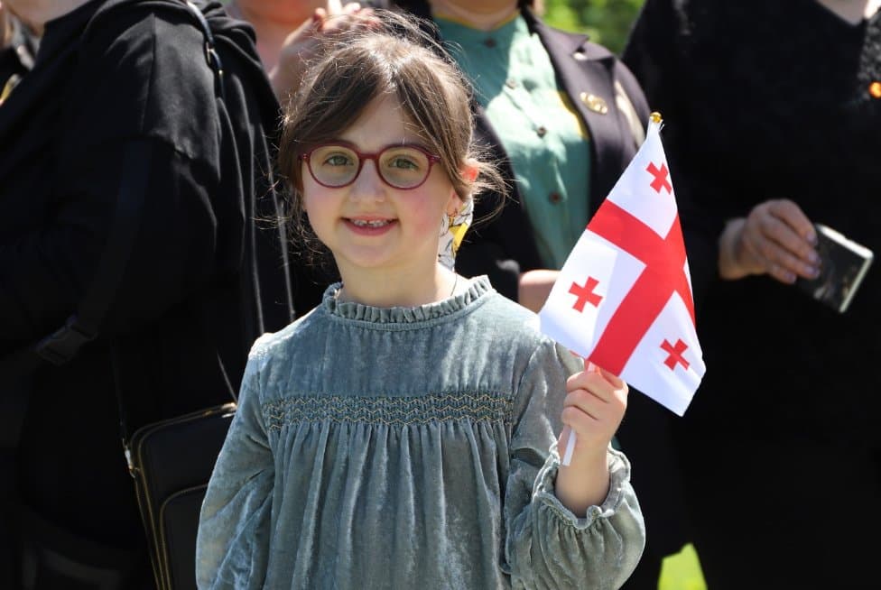 <p style="text-align: justify">9 &nbsp;მაისი ფაშიზმზე გამარჯვების დღეა. მეორე მსოფლიო ომის დასრულებიდან 80 წელი გავიდა.</p><p style="text-align: justify">2025 წლის 9 მაისს, თერჯოლის მუნიციპალიტეტის მერმა მანუჩარ რობაქიძემ, საკრებულოს თავმჯდომარე გიორგი ბარათაშვილთან ერთად გვირგვინით შეამკო გმირთა დიდების მემორიალი ქალაქ თერჯოლაში და ომის გმირის - დავით ჯაბიძის მემორიალი სოფელ ჩხარში.</p><p style="text-align: justify">ომში გარდაცვლილი გმირების სულის მოსახსენებელი პარაკლისი გადაიხდეს სასულიერო პირებმა.</p><p style="text-align: justify">მემორიალთან სამხედრო პირები, ადგილობრივი თვითმმართველობის წარმომადგენლები და მოქალაქეები იმყოფებოდნენ.</p>