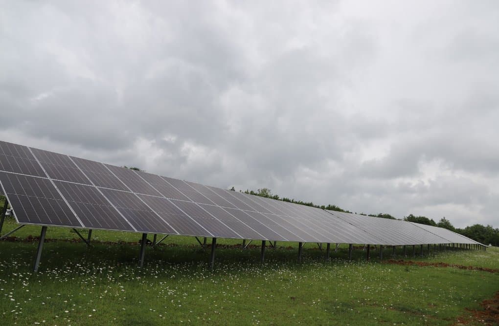 <p style="text-align: justify">თერჯოლის მუნიციპალიტეტის სოფელ ქვედა სიმონეთში მზის სისტემის ელექტროსადგური მოეწყო.</p><p style="text-align: justify">მზის სისტემის ახალი &nbsp;ელექტროსადგური &nbsp;მუნიციპალიტეტის მერმა მანუჩარ რობაქიძემ, საკრებულოს თავმჯდომარე გიორგი ბარათაშვილთან ერთად &nbsp;დაათვალიერა.</p><p style="text-align: justify">მუნიციპალიტეტის მერიის ინფორმაციით, ადგილობრივმა მეწარმე ჯუმბერ ქოჩიაშვილმა 500 კილოვატ/ საათიანი &nbsp;სიმძლავრის ელექტროსადგური, &nbsp;სახელმწიფო პროგრამის "აწარმოე საქართველოში" ხელშეწყობით დაამონტაჟა და იგი ყოველწლიურად 800 ათას კილოვატაზე მეტ ელექტროენერგიას გამოიმუშავებს. მეწარმე, კიდევ უფრო მეტი ენერგიის გამომუშავების მიზნით ელექტროსადგურის &nbsp;გაფართოებას გეგმავს. ამ ეტაპისთვის მზის ელექტროსადგურიდან ელექტროენერგია კასპში არსებულ შპს "ნოსტეს" მიეწოდება.</p><p style="text-align: justify">რეგიონებში კერძო სექტორის განვითარების ხელშეწყობა, ბიზნესის მხარდაჭერა და გაძლიერება ხელისუფლების ერთ-ერთი მნიშვნელოვანი პრიორიტეტია.</p>