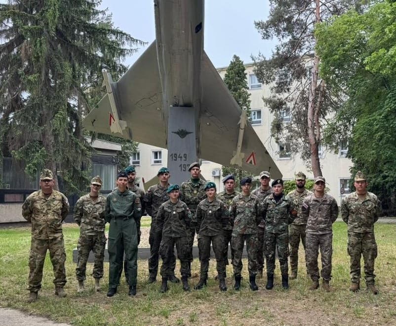 <p style="text-align: justify">სსიპ – დავით აღმაშენებლის სახელობის საქართველოს ეროვნული თავდაცვის აკადემიის იუნკერები ლექსო კუპატაძე და გიგა ზუმბულიძე ბუდაპეშტში, უნგრეთის საჯარო სამსახურის ეროვნულ უნივერსიტეტში გამართულ "კადეტთა საერთაშორისო კვირეულზე“ იმყოფებოდნენ.</p><p style="text-align: justify">"სამხედრო ხასიათის აქტივობებმა, რომლებიც კვირეულის განმავლობაში ჩატარდა, ხელი შეუწყო მონაწილეთა პრაქტიკული გამოცდილების გამდიდრებასა და გუნდური მუშაობის უნარების განვითარებას. ადგილობრივი ინსტრუქტორების ზედამხედველობით მონაწილეებს მიეცათ შესაძლებლობა ჩართულიყვნენ საჰაერო ტრანსპორტის მართვის სიმულაციებში. ღონისძიების ფარგლებში იუნკერებს ასევე მიეცათ შესაძლებლობა გასცნობოდნენ უნგრეთის სამხედრო შეიარაღებასა და ტექნიკას.</p><p style="text-align: justify">კადეტთა კვირეული მიზნად ისახავს არა მხოლოდ გამოცდილების გაზიარებას, არამედ პიროვნული ურთიერთობების ჩამოყალიბებას და სამომავლო პროფესიული კავშირების დამყარებას", - აცხადებენ ეროვნული თავდაცვის აკადემიაში.</p>