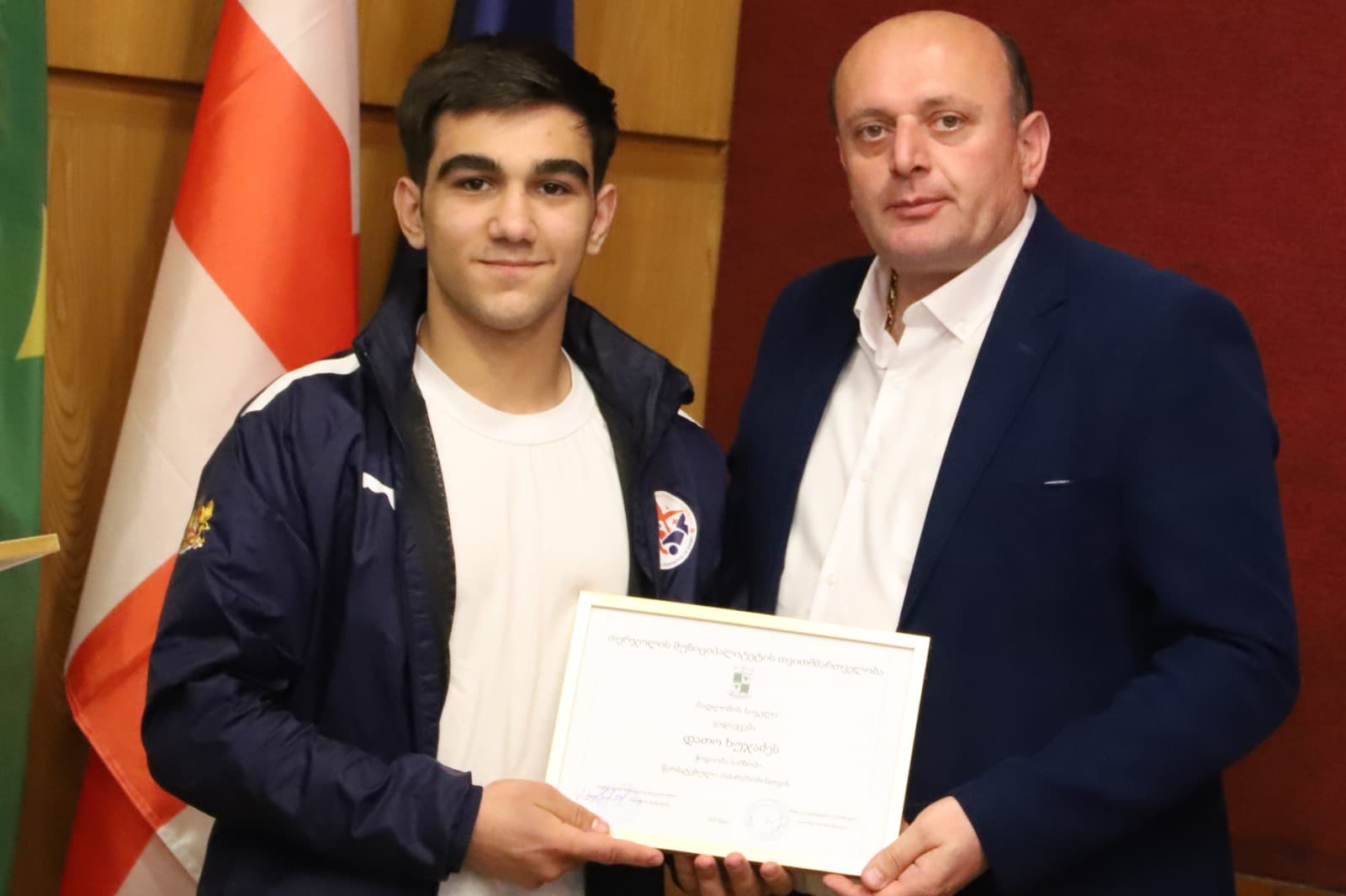 <p style="text-align: justify">თერჯოლის მუნიციპალიტეტის მერმა მანუჩარ რობაქიძემ წარმატებული სპორტსმენები და მწვრთნელები დააჯილდოვა.&nbsp;</p><p style="text-align: justify">ა(ა)იპ &nbsp;თერჯოლის &nbsp;სპორტული სკოლის სპორტსმენებმა &nbsp;2025 წელს, &nbsp;ევროპასა და საქართველოში გამართულ &nbsp;ჩემპიონატებზე &nbsp;საპრიზო ადგილები მოიპოვეს, რისთვისაც მათ მუნიციპალიტეტის მერმა მანუჩარ რობაქიძემ, საკრებულოს თავმჯდომარე გიორგი ბარათაშვილს და საკრებულოს სპორტის კომიტეტის ხელმძღვანელ გრიგოლ გიორგაძესთან ერთად, დიპლომები და ფულადი ჯილდოები გადასცა.&nbsp;</p><p style="text-align: justify">ლუკა ნიქაბაძე - ევროპის პრიზიორი ჭიდაობა სამბოში (მე-3 ადგილი)<br>ქეთევან ბუცხრიკიძე - ევროპის პრიზიორი ჭიდაობა სამბოში (მე-3 ადგილი)<br>დათო ხუჯაძე - საქართველოს ჩემპიონი ჭიდაობა სამბოში (1 ადგილი)<br>დიანა ქასრაშვილი - საქართველოს პრიზიორი ჭიდაობა სამბოში &nbsp;( მე-2 ადგილი)<br>თამარ ზარნაძე - საქართველოს პრიზიორი &nbsp;ჭიდაობა სამბოში (მე-2 ადგილი)<br>გიორგი ლომიტაშვილი - საქართველოს პრიზიორი ჭიდაობა სამბოში (მე-3 ადგილი)<br>ზურაბ გავაშელაშვილი - საქართველოს პრიზიორი ჭიდაობა სამბოში (მე-3 ადგილი)<br>ზაზა გაბრიჭიძე - საქართველოს პრიზიორი ჭიდაობა სამბოში (მე-3 ადგილი)<br>ლუკა კირკიტაძე - საქართველოს პრიზიორი ჭიდაობა სამბოში (მე-3 ადგილი)<br>ლუკა სოფრომაძე - საქართველოს პრიზიორი ჭიდაობა სამბოში (მე-3 ადგილი)<br>(მწვრთნელები: ლერი ჯიხვაშვილი, მალხაზ თურქაძე)<br>ლუკა ბუიღლიშვილი - საქართველოს პრიზიორი ბ/რ ჭიდაობაში (მე-3 ადგილი)<br>გიგა ჭეიშვილი - საქართველოს პრიზიორი ბ/რ ჭიდაობაში (მე-3 ადგილი)<br>გიორგი ჩოგოვაძე - საქართველოს პრიზიორი ბ/რ ჭიდაობაში (მე-3 ადგილი)<br>გიგა &nbsp;ჩაფიძე - საქართველოს პრიზიორი ბ/რ ჭიდაობაში (მე-3 ადგილი)<br>იური ჩაფიძე - საქართველოს პრიზიორი ბ/რ ჭიდაობაში (მე-3 ადგილი)<br>(მწვრთნელი გიგა ჩაფიძე)<br>ნიკოლოზ ბრეგვაძე - საქართველოს პრიზიორი ძიუდოში (მე-3 ადგილი) (მწვრთნელი ლერი რობაქიძე)</p><p style="text-align: justify">ღონისძიება, რომელიც მუნიციპალიტეტის მერის ინიციატივითა და მერიის განათლების, კულტურის,სპორტის და ახალგაზრდულ საქმეთა სამსახურის ორგანიზებით მოეწყო, მიზნად ისახავს ახალგაზრდა სპორტსმენთა წახალისებას &nbsp;და მხარდაჭერას ადგილობრივი თვითმმართველობის მხრიდან.</p>