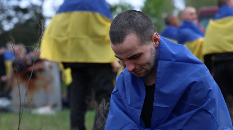 <p style="text-align: justify">უკრაინამ და რუსეთმა 6 მაისს, ტყვეთა მასშტაბური გაცვლა განახორციელეს. რუსული ტყვეობიდან 205 უკრაინელი გაათავისუფლეს, - ამის შესახებ პრეზიდენტი <strong>ვოლოდიმირ ზელენსკი</strong> სოციალურ ქსელში წერს.</p><p style="text-align: justify">მისი თქმით, დღეს უკრაინამ 205 ჯარისკაცი დააბრუნა, ისინი რუსეთის მრავალ რეგიონში იყვნენ მიმოფანტული.</p><p style="text-align: justify">"ჩვენ ისინი უკან დავიბრუნეთ და მადლობას ვუხდი ყველას, ვინც ამ გაცვლაზე იმუშავა. მადლობა ჩვენს პარტნიორებს, პირველ რიგში არაბთა გაერთიანებულ საამიროებს, მათი შუამავლობის და დახმარებისთვის. მადლობა მათ, ვისაც აინტერესებს და აგრძელებს ტყვეობაში მყოფ უკრაინელებზე საუბარს“, - წერს ზელენსკი.</p><p style="text-align: justify">უკრაინის უმაღლესი რადას ადამიანის უფლებათა კომისრის დმიტრო ლუბინეცის თქმით, დღეს უკრაინასა და რუსეთს შორის პატიმრების 64-ე გაცვლა შედგა. უკრაინაში რუსული ტყვეობიდან სრულმასშტაბიანი შეჭრის დაწყებიდან სულ 4,757 უკრაინელი დაბრუნდა.</p><p style="text-align: justify">განთავისუფლებული დამცველები იცავდნენ უკრაინას დონეცკისა და ლუგანსკის მიმართულებით, ზაპოროჟიესა და ხარკოვის ოლქებში, ხერსონის, სუმისა და კიევის ოლქებში, ასევე დაბრუნდნენ მარიუპოლის გარნიზონის დამცველები.</p>