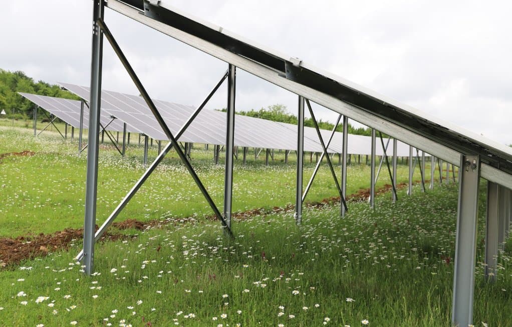 <p style="text-align: justify">თერჯოლის მუნიციპალიტეტის სოფელ ქვედა სიმონეთში მზის სისტემის ელექტროსადგური მოეწყო.</p><p style="text-align: justify">მზის სისტემის ახალი &nbsp;ელექტროსადგური &nbsp;მუნიციპალიტეტის მერმა მანუჩარ რობაქიძემ, საკრებულოს თავმჯდომარე გიორგი ბარათაშვილთან ერთად &nbsp;დაათვალიერა.</p><p style="text-align: justify">მუნიციპალიტეტის მერიის ინფორმაციით, ადგილობრივმა მეწარმე ჯუმბერ ქოჩიაშვილმა 500 კილოვატ/ საათიანი &nbsp;სიმძლავრის ელექტროსადგური, &nbsp;სახელმწიფო პროგრამის "აწარმოე საქართველოში" ხელშეწყობით დაამონტაჟა და იგი ყოველწლიურად 800 ათას კილოვატაზე მეტ ელექტროენერგიას გამოიმუშავებს. მეწარმე, კიდევ უფრო მეტი ენერგიის გამომუშავების მიზნით ელექტროსადგურის &nbsp;გაფართოებას გეგმავს. ამ ეტაპისთვის მზის ელექტროსადგურიდან ელექტროენერგია კასპში არსებულ შპს "ნოსტეს" მიეწოდება.</p><p style="text-align: justify">რეგიონებში კერძო სექტორის განვითარების ხელშეწყობა, ბიზნესის მხარდაჭერა და გაძლიერება ხელისუფლების ერთ-ერთი მნიშვნელოვანი პრიორიტეტია.</p>