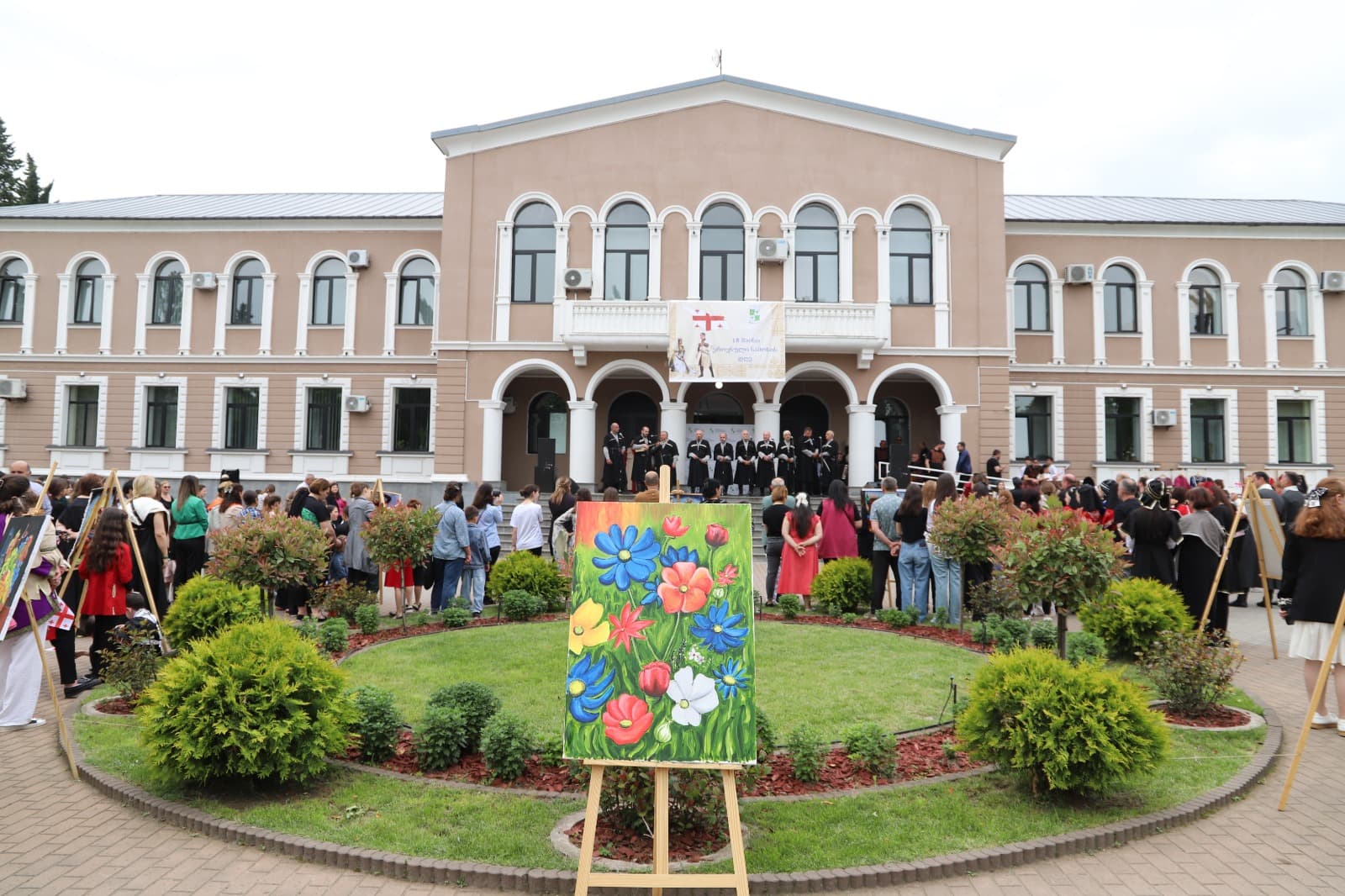 <p style="text-align: justify">18 მაისი ქართული ეროვნული სამოსის დღეა.&nbsp;</p><p style="text-align: justify">თერჯოლის მუნიციპალიტეტში ეროვნული სამოსის დღე აღინიშნა. ამ დღესთან დაკავშირებით ქალაქში კულტურულ-გასართობი ღონისძიებები გაიმართა. მოეწყო კოსტიუმირებული მსვლელობა ქალაქის ცენტრში, მერიის ადმინისტრაციული შენობის წინ &nbsp;კულტურულ-შემეცნებითი აქტივობები ჩატარდა. &nbsp;აქვე გამოფენილი იყო ეროვნული სამოსი, ეთნოგრაფიული &nbsp;ნივთები,ადგილობრივ მეწარმეთა ნამუშევრები.&nbsp;</p><p style="text-align: justify">ღონისძიებაში მონაწილეობდნენ მუნიციპალიტეტში მოქმედი ქორეოგრაფიული და ფოლკლორული ანსამბლები, საჯარო სკოლები. ეროვნული სამოსის დღე თერჯოლელებს მიულოცეს მუნიციპალიტეტის მერმა მანუჩარ რობაქიძემ, საკრებულოს თავმჯდომარე გიორგი ბარათაშვილმა, თერჯოლისა და ტყიბულის ეპარქიის მეუფე გიორგიმ.&nbsp;</p><p style="text-align: justify">საქართველოში ეროვნული სამოსის დღე 2016 წელს დაწესდა, რომლის მიზანია ქართული კულტურის პოპულარიზაცია და ქვეყნის საზღვრებს გარეთ გატანა.&nbsp;</p><p style="text-align: justify">ეროვნული სამოსის დღისადმი მიძღვნილი ღონისძიება თერჯოლის მუნიციპალიტეტის მერიის მხარდაჭერით და კულტურის სამსახურის ორგანიზებით &nbsp;ჩატარდა.</p>