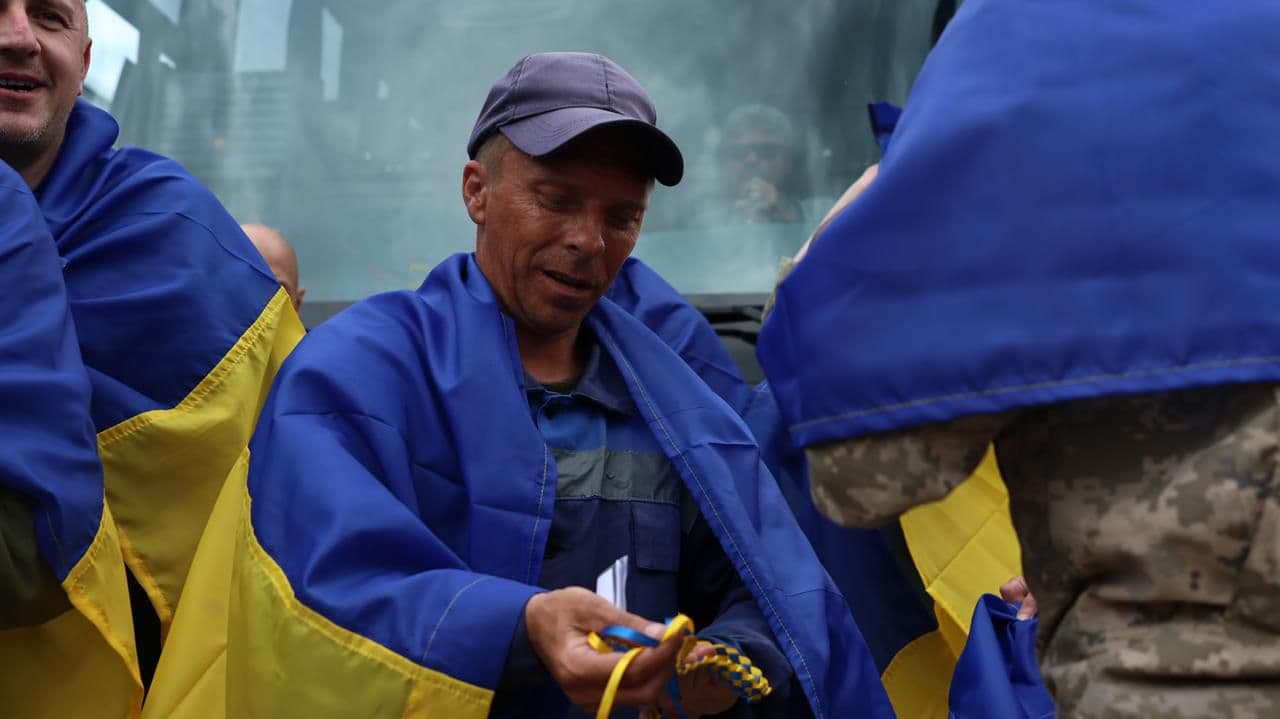 <p style="text-align: justify">უკრაინამ და რუსეთმა 1000 1000-ზე ფორმატში ტყვეების მორიგი გაცვლის ფარგლებში ერთმანეთს 307-307 სამხედრო ტყვე გადასცეს.</p><p style="text-align: justify">ტყვეების გაცვლა, რომელიც სამ დღეზეა დაყოფილი, ყველაზე მასშტაბური იქნება 2022 წელს რუსეთის უკრაინაში შეჭრის შემდეგ.</p><p style="text-align: justify">"კიდევ 307 უკრაინელი დამცველი სახლშია. დღეს თურქეთში შეთანხმებული "1000 1000-ზე" ფორმატით გაცვლის მეორე დღეა. მხოლოდ ამ ორ დღეში 697 ადამიანი უკვე დაბრუნდა. ხვალ გაგრძელებას ველით“, - განაცხადა უკრაინის პრეზიდენტმა ვოლოდიმირ ზელენსკიმ.</p><p style="text-align: justify">როგორც სამხედრო ტყვეებთან მოპყრობის კოორდინაციის შტაბმა განაცხადა, უკრაინის შეიარაღებული ძალების, კერძოდ, საჰაერო-სადესანტო თავდასხმის ძალების, უპილოტო სისტემების ძალების, საზღვაო ძალების, ჯარების ჯარების, ასევე უკრაინის სახელმწიფო სასაზღვრო სამსახურისა და ეროვნული გვარდიის ჯარისკაცები სამშობლოში დაბრუნდნენ.</p><p style="text-align: justify">ყველა გათავისუფლებული დამცველი მამაკაცია, რიგითი და სერჟანტი. ყველაზე ახალგაზრდა გათავისუფლებული 25 წლისაა, ყველაზე უფროსი კი - 61 წლის. მათ შორის არიან დაჭრილები და ავადმყოფები.</p><p style="text-align: justify">ისინი დონეცკის, ხერსონის, ხარკოვის, ზაპოროჟიეს და ლუგანსკის მიმართულებით იბრძოდნენ.</p><p style="text-align: justify">23 მაისს უკრაინაში 390 ადამიანი <a target="_blank" rel="noopener noreferrer nofollow" class="text-brand-500 underline" href="https://frontnews.ge/ge/news/zelenski-chven-vabrunebt-chvens-khalkhs-sakhlshi-dghes-390-adamiani-shabats-da-kviras-velodebit-rom-gatsvla-gagrdzeldeba"><em>დაბრუნდა</em></a> - 270 სამხედრო და 120 მშვიდობიანი მოქალაქე.</p><div class="iframe-wrapper"><iframe src="https://www.facebook.com/plugins/post.php?href=https%3A%2F%2Fwww.facebook.com%2Fzelenskyy.official%2Fposts%2Fpfbid0fra8e9xpE9E8KVXY2EfE6Qdm3gWykm3iQL8ggs8pmxtMTkdAHMcJ19M9HVWrg6v7l&amp;show_text=true&amp;width=500" frameborder="0" allowfullscreen="true" width="500" height="645" title="Embedded content" allow="autoplay; clipboard-write; encrypted-media; picture-in-picture; web-share" scrolling="no" style="border:none;overflow:hidden"></iframe></div>