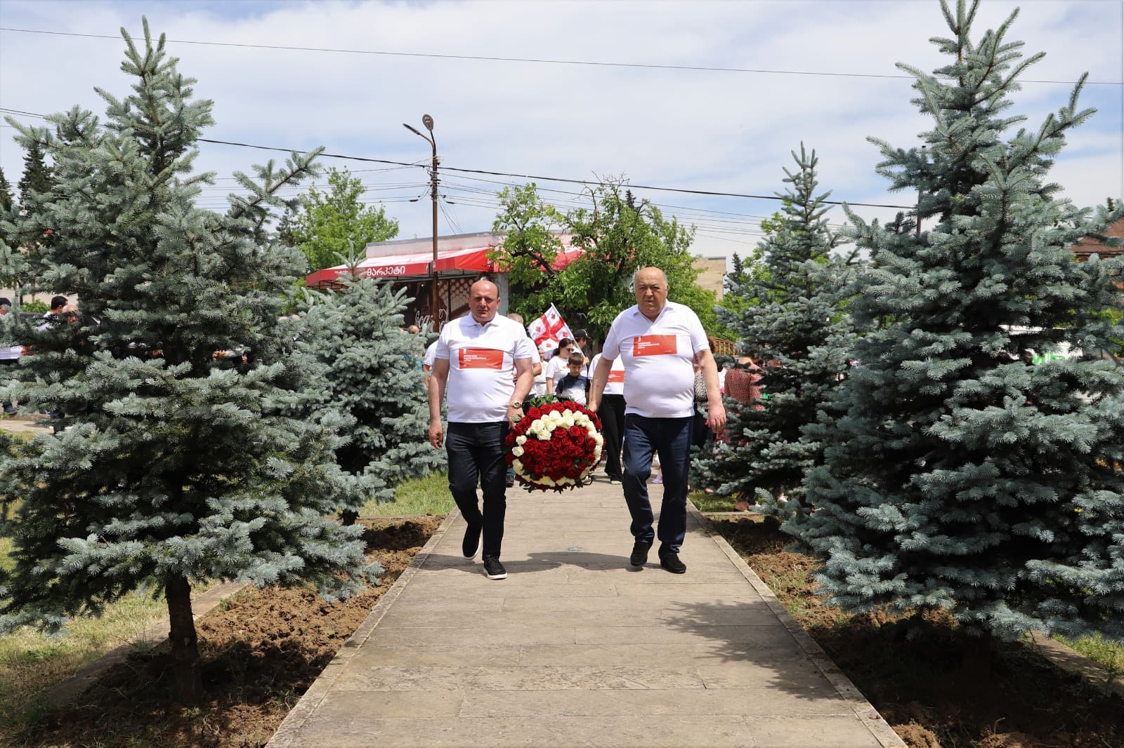 <p style="text-align: justify">თერჯოლის მუნიციპალიტეტში საქართველოს დამოუკიდებლობის დღისადმი მიძღვნილი სხვადასხვა სახის საზეიმო ღონისძიება გაიმართა.</p><p style="text-align: justify">ღონისძიებები სკანდის ისტორიულ ციხეზე საზეიმო მსვლელობით დაიწყო, სადაც სახელმწიფო დროშის აღმართვის ცერემონია გაიმართა;</p><p style="text-align: justify">საზეიმო მსვლელობის შემდეგ, თერჯოლის მუნიციპალიტეტის მერმა მანუჩარ რობაქიძემ, საკრებულოს თავმჯდომარესთან გიორგი ბარათაშვილთან ერთად გვირგვინით შეამკო გმირთა დიდების მემორიალი და დამოუკიდებლობის დღე მოსახლეობას პირადად მიულოცა.</p><p style="text-align: justify">ადგილობრივი ხელისუფლების წარმომადგენლებმა პატივი მიაგეს ეროვნული მოძრაობის ერთ-ერთი ლიდერის ვანო ხუხუნაიშვილის ხსოვნას და მისი საფლავი გვირგვინით შეამკეს.</p><p style="text-align: justify">თერჯოლაში ამ დღესთან დაკავშირებით,სხვადასხვა კულტურული და სპორტული აქტივობები მოეწყო. ლაშა გოგიაშვილის სახელობის სკვერში გაიმართა სამხატვრო სკოლის მოსწავლეთა ნახატებისა და ადგილობრივი რეწვის ოსტატების ნამუშევრების გამოფენა-გაყიდვა, აქვე განთავსდა ტურიზმის კუთხეც, სადაც თერჯოლის მუნიციპალიტეტში &nbsp;არსებული ყველა ღირსშესანიშნავი ადგილის ფოტო გამოიფინა. ჩატარდა "თავისუფალი თამაშების" ფინალი მინი ფეხბურთში, ჭიდაობის, ხრიდოლის და სამაგიდო თამაშების &nbsp;ტურნირები, გამოვლენილი გამარჯვებულები დაჯილდოვდნენ შესაბამისი პრიზებით.</p><p style="text-align: justify">დღესვე, თერჯოლის ამფითეატრში თემატური კონცერტი გაიმართა, სადაც მონაწილეობა მიიღეს ადგილობრივმა ანსამბლებმა.</p><p style="text-align: justify">დამოუკიდებლობის დღისადმი მიძღვნილ ღონისძიებებს მერის მოადგილეები და მერიის თანამშრომლები, საკრებულოს თავმჯდომარის მოადგილეები, დეპუტატები, საზოგადოების სხვადასხვა სფეროს წარმომადგენლები, ასევე მოქალაქეები შეუერთდნენ.</p><p style="text-align: justify">ღონისძიება მუნიციპალიტეტის მერიის განათლების, კულტურის, სპორტისა და ახალგაზრდულ საქმეთა სამსახურის ორგანიზებით ჩატარდა.</p>