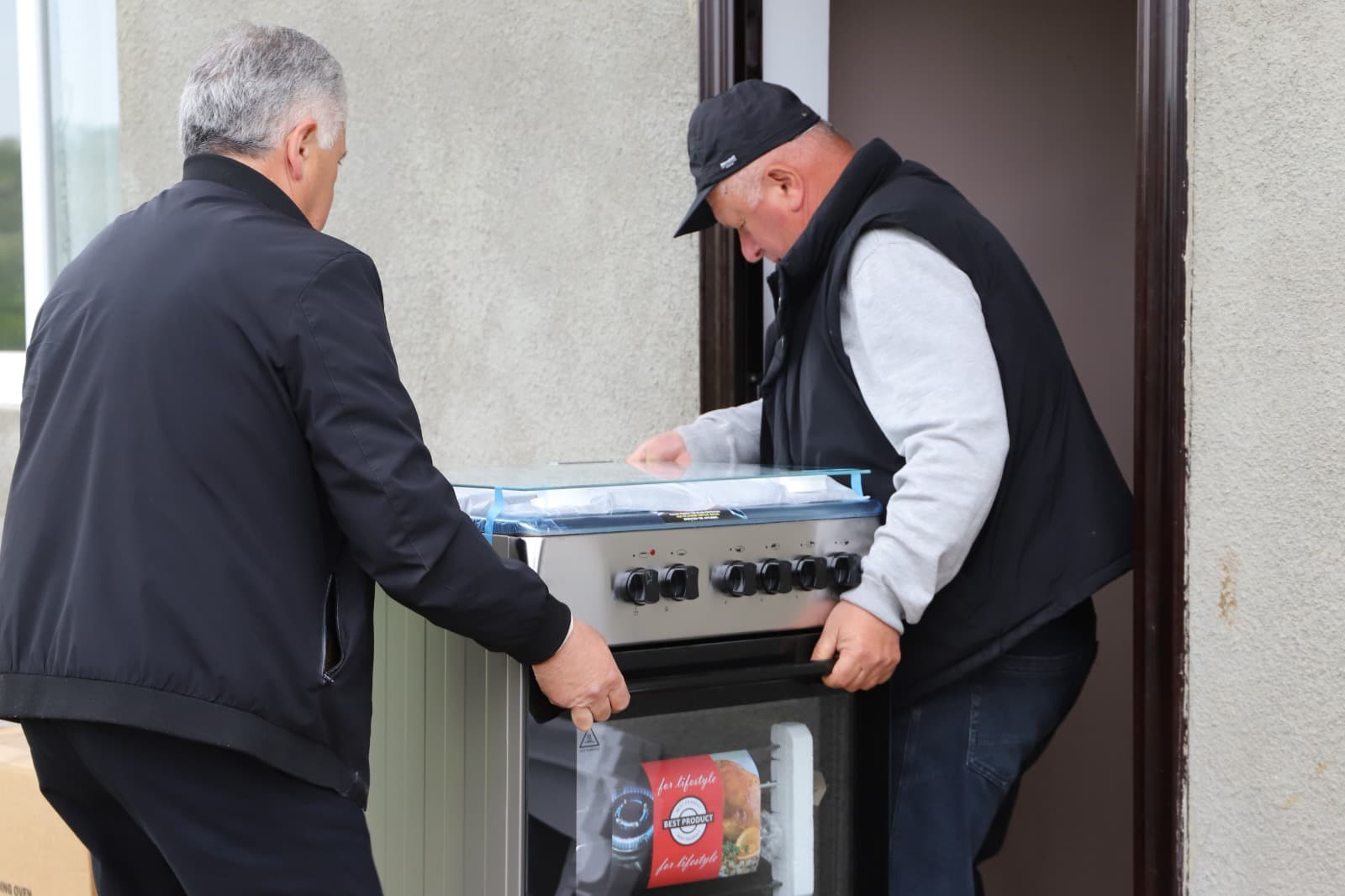 <p style="text-align: justify">თერჯოლაში მრავალშვილიან ოჯახებს საყოფაცხოვრებო ნივთები გადასცეს.</p><p style="text-align: justify">მუნიციპალიტეტის მერიის ინფორმაციით, სოციალური აქცია მუნიციპალიტეტის მერიის მხარდაჭერით და &nbsp;ბავშვთა დაცვისა და ზრუნვის განყოფილების ორგანიზებით განხორციელდა.</p><p style="text-align: justify">თერჯოლის მუნიციპალიტეტის მერმა მანუჩარ რობაქიძემ, საკრებულოს თავმჯდომარის მოადგილე დავით გოგბერაშვილთან ერთად, ბენეფიციარებს ტექნიკა და ავეჯი გადასცა.</p><p style="text-align: justify">თერჯოლის მუნიციპალიტეტში აღნიშნული სოციალურად დაუცველი მოქალაქეების &nbsp;საცხოვრებელი პირობების გაუმჯობესების მიზნით, მხარდაჭერის პროგრამა მესამე წელია, მოქმედებს და დახმარება 60-მდე ოჯახს გაეწია.</p>