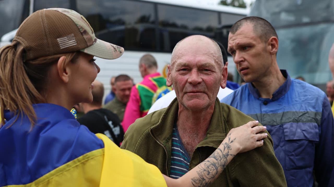 <p style="text-align: justify">უკრაინამ და რუსეთმა 1000 1000-ზე ფორმატში ტყვეების მორიგი გაცვლის ფარგლებში ერთმანეთს 307-307 სამხედრო ტყვე გადასცეს.</p><p style="text-align: justify">ტყვეების გაცვლა, რომელიც სამ დღეზეა დაყოფილი, ყველაზე მასშტაბური იქნება 2022 წელს რუსეთის უკრაინაში შეჭრის შემდეგ.</p><p style="text-align: justify">"კიდევ 307 უკრაინელი დამცველი სახლშია. დღეს თურქეთში შეთანხმებული "1000 1000-ზე" ფორმატით გაცვლის მეორე დღეა. მხოლოდ ამ ორ დღეში 697 ადამიანი უკვე დაბრუნდა. ხვალ გაგრძელებას ველით“, - განაცხადა უკრაინის პრეზიდენტმა ვოლოდიმირ ზელენსკიმ.</p><p style="text-align: justify">როგორც სამხედრო ტყვეებთან მოპყრობის კოორდინაციის შტაბმა განაცხადა, უკრაინის შეიარაღებული ძალების, კერძოდ, საჰაერო-სადესანტო თავდასხმის ძალების, უპილოტო სისტემების ძალების, საზღვაო ძალების, ჯარების ჯარების, ასევე უკრაინის სახელმწიფო სასაზღვრო სამსახურისა და ეროვნული გვარდიის ჯარისკაცები სამშობლოში დაბრუნდნენ.</p><p style="text-align: justify">ყველა გათავისუფლებული დამცველი მამაკაცია, რიგითი და სერჟანტი. ყველაზე ახალგაზრდა გათავისუფლებული 25 წლისაა, ყველაზე უფროსი კი - 61 წლის. მათ შორის არიან დაჭრილები და ავადმყოფები.</p><p style="text-align: justify">ისინი დონეცკის, ხერსონის, ხარკოვის, ზაპოროჟიეს და ლუგანსკის მიმართულებით იბრძოდნენ.</p><p style="text-align: justify">23 მაისს უკრაინაში 390 ადამიანი <a target="_blank" rel="noopener noreferrer nofollow" class="text-brand-500 underline" href="https://frontnews.ge/ge/news/zelenski-chven-vabrunebt-chvens-khalkhs-sakhlshi-dghes-390-adamiani-shabats-da-kviras-velodebit-rom-gatsvla-gagrdzeldeba"><em>დაბრუნდა</em></a> - 270 სამხედრო და 120 მშვიდობიანი მოქალაქე.</p><div class="iframe-wrapper"><iframe src="https://www.facebook.com/plugins/post.php?href=https%3A%2F%2Fwww.facebook.com%2Fzelenskyy.official%2Fposts%2Fpfbid0fra8e9xpE9E8KVXY2EfE6Qdm3gWykm3iQL8ggs8pmxtMTkdAHMcJ19M9HVWrg6v7l&amp;show_text=true&amp;width=500" frameborder="0" allowfullscreen="true" width="500" height="645" title="Embedded content" allow="autoplay; clipboard-write; encrypted-media; picture-in-picture; web-share" scrolling="no" style="border:none;overflow:hidden"></iframe></div>