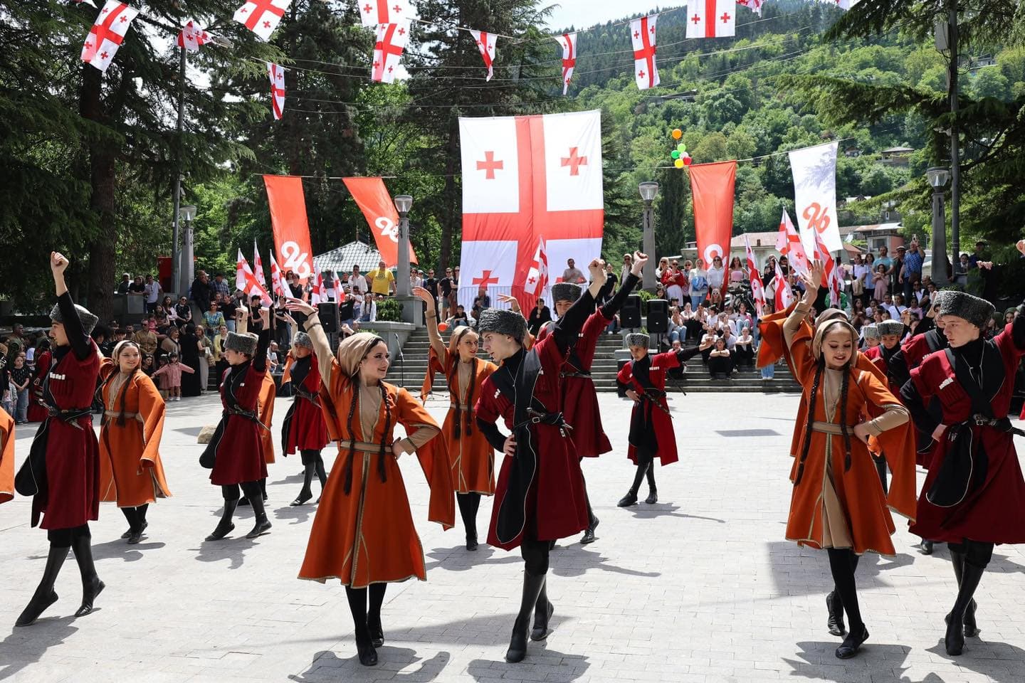 <p style="text-align: justify">ბორჯომში საქართველოს დამოუკიდებლობის დღე აღინიშნა.</p><p style="text-align: justify">მაყურებლის წინაშე ადგილობრივი ვოკალური და ქორეოგრაფიული ანსამბლები წარდგნენ.</p><p style="text-align: justify">26 მაისი მოსახლეობას დეკანოზმა იოანემ (ხეცურიანი), საკრებულოს თავმჯდომარემ დავით ზაალიშვილმა და მერის მოადგილემ გიორგი ტაბატაძემ მიულოცეს.</p><p style="text-align: justify">ღონისძიებას ადგილობრივი თვითმმართველობის წარმომადგენლები და მოქალაქეები ესწრებოდნენ.</p><div class="iframe-wrapper"><iframe src="https://www.facebook.com/plugins/post.php?href=https%3A%2F%2Fwww.facebook.com%2Fpermalink.php%3Fstory_fbid%3Dpfbid02FdUWK7ZbupTW3FthHytXbz8ZC3vvccBy46vkHJfsPXMioCUV2AYoTjEvJbDJzTK4l%26id%3D100067222093058&amp;show_text=true&amp;width=500" frameborder="0" allowfullscreen="true" width="500" height="754" title="Embedded content" allow="autoplay; clipboard-write; encrypted-media; picture-in-picture; web-share" scrolling="no" style="border:none;overflow:hidden"></iframe></div>