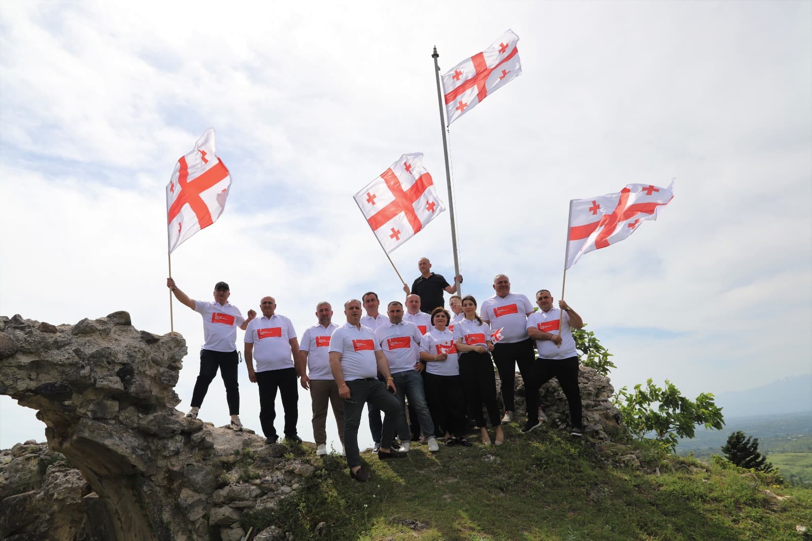 <p style="text-align: justify">თერჯოლის მუნიციპალიტეტში საქართველოს დამოუკიდებლობის დღისადმი მიძღვნილი სხვადასხვა სახის საზეიმო ღონისძიება გაიმართა.</p><p style="text-align: justify">ღონისძიებები სკანდის ისტორიულ ციხეზე საზეიმო მსვლელობით დაიწყო, სადაც სახელმწიფო დროშის აღმართვის ცერემონია გაიმართა;</p><p style="text-align: justify">საზეიმო მსვლელობის შემდეგ, თერჯოლის მუნიციპალიტეტის მერმა მანუჩარ რობაქიძემ, საკრებულოს თავმჯდომარესთან გიორგი ბარათაშვილთან ერთად გვირგვინით შეამკო გმირთა დიდების მემორიალი და დამოუკიდებლობის დღე მოსახლეობას პირადად მიულოცა.</p><p style="text-align: justify">ადგილობრივი ხელისუფლების წარმომადგენლებმა პატივი მიაგეს ეროვნული მოძრაობის ერთ-ერთი ლიდერის ვანო ხუხუნაიშვილის ხსოვნას და მისი საფლავი გვირგვინით შეამკეს.</p><p style="text-align: justify">თერჯოლაში ამ დღესთან დაკავშირებით,სხვადასხვა კულტურული და სპორტული აქტივობები მოეწყო. ლაშა გოგიაშვილის სახელობის სკვერში გაიმართა სამხატვრო სკოლის მოსწავლეთა ნახატებისა და ადგილობრივი რეწვის ოსტატების ნამუშევრების გამოფენა-გაყიდვა, აქვე განთავსდა ტურიზმის კუთხეც, სადაც თერჯოლის მუნიციპალიტეტში &nbsp;არსებული ყველა ღირსშესანიშნავი ადგილის ფოტო გამოიფინა. ჩატარდა "თავისუფალი თამაშების" ფინალი მინი ფეხბურთში, ჭიდაობის, ხრიდოლის და სამაგიდო თამაშების &nbsp;ტურნირები, გამოვლენილი გამარჯვებულები დაჯილდოვდნენ შესაბამისი პრიზებით.</p><p style="text-align: justify">დღესვე, თერჯოლის ამფითეატრში თემატური კონცერტი გაიმართა, სადაც მონაწილეობა მიიღეს ადგილობრივმა ანსამბლებმა.</p><p style="text-align: justify">დამოუკიდებლობის დღისადმი მიძღვნილ ღონისძიებებს მერის მოადგილეები და მერიის თანამშრომლები, საკრებულოს თავმჯდომარის მოადგილეები, დეპუტატები, საზოგადოების სხვადასხვა სფეროს წარმომადგენლები, ასევე მოქალაქეები შეუერთდნენ.</p><p style="text-align: justify">ღონისძიება მუნიციპალიტეტის მერიის განათლების, კულტურის, სპორტისა და ახალგაზრდულ საქმეთა სამსახურის ორგანიზებით ჩატარდა.</p>