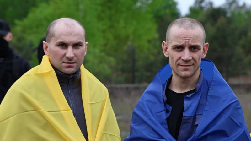 <p style="text-align: justify">უკრაინამ და რუსეთმა 6 მაისს, ტყვეთა მასშტაბური გაცვლა განახორციელეს. რუსული ტყვეობიდან 205 უკრაინელი გაათავისუფლეს, - ამის შესახებ პრეზიდენტი <strong>ვოლოდიმირ ზელენსკი</strong> სოციალურ ქსელში წერს.</p><p style="text-align: justify">მისი თქმით, დღეს უკრაინამ 205 ჯარისკაცი დააბრუნა, ისინი რუსეთის მრავალ რეგიონში იყვნენ მიმოფანტული.</p><p style="text-align: justify">"ჩვენ ისინი უკან დავიბრუნეთ და მადლობას ვუხდი ყველას, ვინც ამ გაცვლაზე იმუშავა. მადლობა ჩვენს პარტნიორებს, პირველ რიგში არაბთა გაერთიანებულ საამიროებს, მათი შუამავლობის და დახმარებისთვის. მადლობა მათ, ვისაც აინტერესებს და აგრძელებს ტყვეობაში მყოფ უკრაინელებზე საუბარს“, - წერს ზელენსკი.</p><p style="text-align: justify">უკრაინის უმაღლესი რადას ადამიანის უფლებათა კომისრის დმიტრო ლუბინეცის თქმით, დღეს უკრაინასა და რუსეთს შორის პატიმრების 64-ე გაცვლა შედგა. უკრაინაში რუსული ტყვეობიდან სრულმასშტაბიანი შეჭრის დაწყებიდან სულ 4,757 უკრაინელი დაბრუნდა.</p><p style="text-align: justify">განთავისუფლებული დამცველები იცავდნენ უკრაინას დონეცკისა და ლუგანსკის მიმართულებით, ზაპოროჟიესა და ხარკოვის ოლქებში, ხერსონის, სუმისა და კიევის ოლქებში, ასევე დაბრუნდნენ მარიუპოლის გარნიზონის დამცველები.</p>