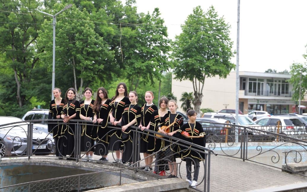 <p style="text-align: justify">18 მაისი ქართული ეროვნული სამოსის დღეა.&nbsp;</p><p style="text-align: justify">თერჯოლის მუნიციპალიტეტში ეროვნული სამოსის დღე აღინიშნა. ამ დღესთან დაკავშირებით ქალაქში კულტურულ-გასართობი ღონისძიებები გაიმართა. მოეწყო კოსტიუმირებული მსვლელობა ქალაქის ცენტრში, მერიის ადმინისტრაციული შენობის წინ &nbsp;კულტურულ-შემეცნებითი აქტივობები ჩატარდა. &nbsp;აქვე გამოფენილი იყო ეროვნული სამოსი, ეთნოგრაფიული &nbsp;ნივთები,ადგილობრივ მეწარმეთა ნამუშევრები.&nbsp;</p><p style="text-align: justify">ღონისძიებაში მონაწილეობდნენ მუნიციპალიტეტში მოქმედი ქორეოგრაფიული და ფოლკლორული ანსამბლები, საჯარო სკოლები. ეროვნული სამოსის დღე თერჯოლელებს მიულოცეს მუნიციპალიტეტის მერმა მანუჩარ რობაქიძემ, საკრებულოს თავმჯდომარე გიორგი ბარათაშვილმა, თერჯოლისა და ტყიბულის ეპარქიის მეუფე გიორგიმ.&nbsp;</p><p style="text-align: justify">საქართველოში ეროვნული სამოსის დღე 2016 წელს დაწესდა, რომლის მიზანია ქართული კულტურის პოპულარიზაცია და ქვეყნის საზღვრებს გარეთ გატანა.&nbsp;</p><p style="text-align: justify">ეროვნული სამოსის დღისადმი მიძღვნილი ღონისძიება თერჯოლის მუნიციპალიტეტის მერიის მხარდაჭერით და კულტურის სამსახურის ორგანიზებით &nbsp;ჩატარდა.</p>