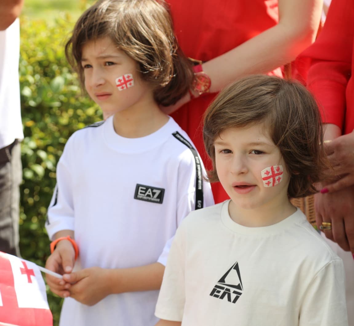 <p style="text-align: justify">წყალტუბოში საქართველოს დამოუკიდებლობის დღე საზეიმოდ აღინიშნა. &nbsp;</p><p style="text-align: justify">მუნიციპალიტეტის მერმა გენადი ბალანჩივაძემ და საკრებულოს თავმჯდომარემ თეიმურაზ ჭეიშვილმა, ადგილობრივი თვითმმართველობის წარმომადგენლებთან ერთად, საქართველოს ტერიტორიული მთლიანობისთვის დაღუპულთა მემორიალი გვირგვინით შეამკეს. ახალგაზრდებმა წარმოადგინეს ლიტერატურული კომპოზიცია "მე ქართველი ვარ.“ მოეწყო თემატური გამოფენა.</p><p style="text-align: justify">"გილოცავთ საქართველოს დამოუკიდებლობის დღეს. ეს დღე გვახსენებს წარსულს, დაგროვილ გამოცდილებასა და იმ ღირებულებებს, რომლებიც დღესაც გვაერთიანებს. მნიშვნელოვანია, რომ პასუხისმგებლობით გავაგრძელოთ ქვეყნის განვითარება და მშვიდობის შენარჩუნება“, - განაცხადა გენადი ბალანჩივაძემ.</p><p style="text-align: justify">დღესვე, ადგილობრივი ხელისუფლების წარმომადგენლებმა სოფელ მაღლაკში გვირგვინით შეამკეს ეროვნული გმირის მერაბ კოსტავას ბიუსტი.</p><p style="text-align: justify">საქართველოს დამოუკიდებლობის დღისადმი მიძღვნილი ღონისძიებები ფოლკლორულ-ქორეოგრაფიული ანსამბლების: „ივერიისა“ და „ნადურის“ საზეიმო კონცერტით დასრულდება.<br>&nbsp;</p>