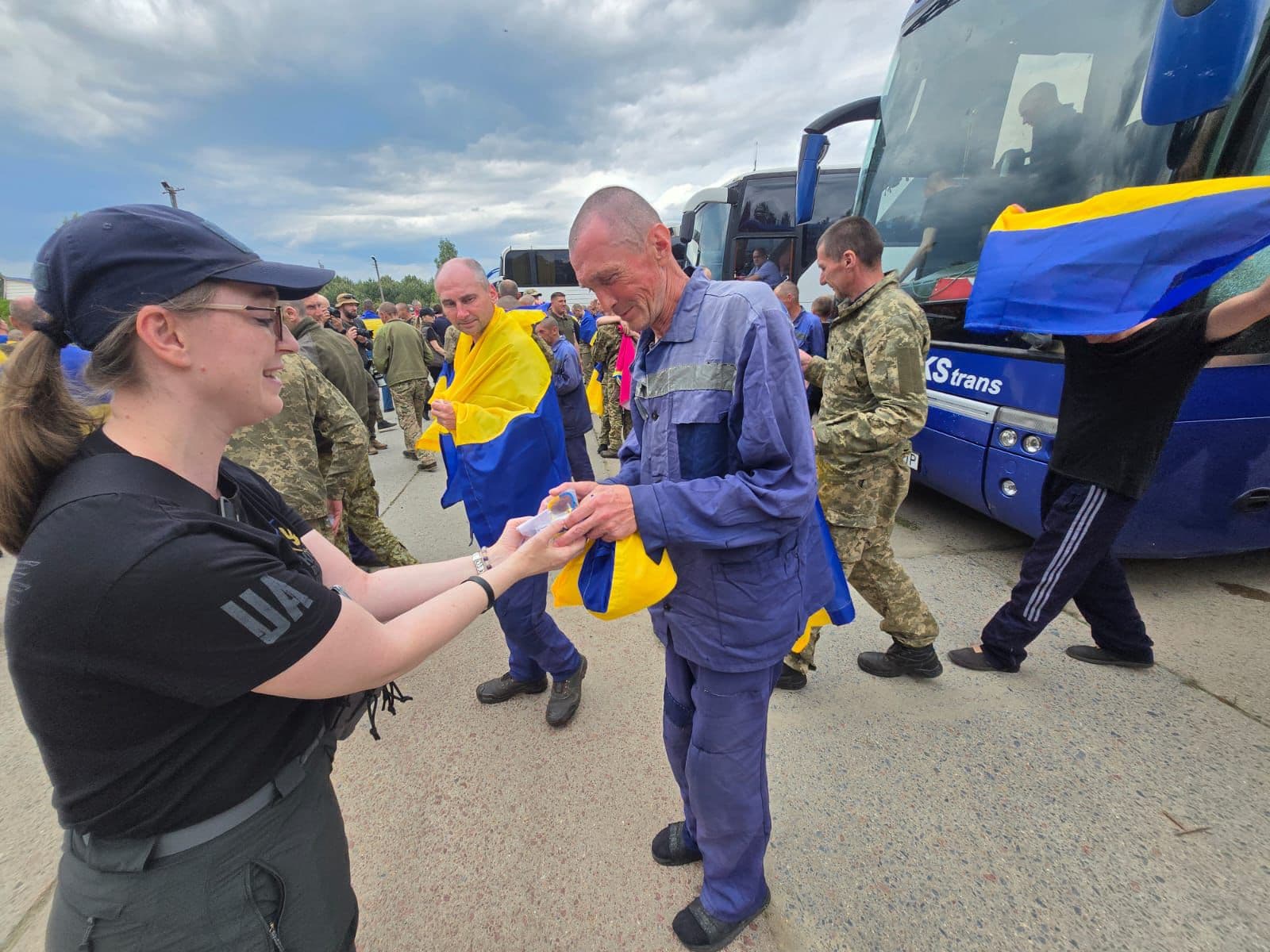 <p style="text-align: justify">უკრაინამ და რუსეთმა 1000 1000-ზე ფორმატში ტყვეების მორიგი გაცვლის ფარგლებში ერთმანეთს 307-307 სამხედრო ტყვე გადასცეს.</p><p style="text-align: justify">ტყვეების გაცვლა, რომელიც სამ დღეზეა დაყოფილი, ყველაზე მასშტაბური იქნება 2022 წელს რუსეთის უკრაინაში შეჭრის შემდეგ.</p><p style="text-align: justify">"კიდევ 307 უკრაინელი დამცველი სახლშია. დღეს თურქეთში შეთანხმებული "1000 1000-ზე" ფორმატით გაცვლის მეორე დღეა. მხოლოდ ამ ორ დღეში 697 ადამიანი უკვე დაბრუნდა. ხვალ გაგრძელებას ველით“, - განაცხადა უკრაინის პრეზიდენტმა ვოლოდიმირ ზელენსკიმ.</p><p style="text-align: justify">როგორც სამხედრო ტყვეებთან მოპყრობის კოორდინაციის შტაბმა განაცხადა, უკრაინის შეიარაღებული ძალების, კერძოდ, საჰაერო-სადესანტო თავდასხმის ძალების, უპილოტო სისტემების ძალების, საზღვაო ძალების, ჯარების ჯარების, ასევე უკრაინის სახელმწიფო სასაზღვრო სამსახურისა და ეროვნული გვარდიის ჯარისკაცები სამშობლოში დაბრუნდნენ.</p><p style="text-align: justify">ყველა გათავისუფლებული დამცველი მამაკაცია, რიგითი და სერჟანტი. ყველაზე ახალგაზრდა გათავისუფლებული 25 წლისაა, ყველაზე უფროსი კი - 61 წლის. მათ შორის არიან დაჭრილები და ავადმყოფები.</p><p style="text-align: justify">ისინი დონეცკის, ხერსონის, ხარკოვის, ზაპოროჟიეს და ლუგანსკის მიმართულებით იბრძოდნენ.</p><p style="text-align: justify">23 მაისს უკრაინაში 390 ადამიანი <a target="_blank" rel="noopener noreferrer nofollow" class="text-brand-500 underline" href="https://frontnews.ge/ge/news/zelenski-chven-vabrunebt-chvens-khalkhs-sakhlshi-dghes-390-adamiani-shabats-da-kviras-velodebit-rom-gatsvla-gagrdzeldeba"><em>დაბრუნდა</em></a> - 270 სამხედრო და 120 მშვიდობიანი მოქალაქე.</p><div class="iframe-wrapper"><iframe src="https://www.facebook.com/plugins/post.php?href=https%3A%2F%2Fwww.facebook.com%2Fzelenskyy.official%2Fposts%2Fpfbid0fra8e9xpE9E8KVXY2EfE6Qdm3gWykm3iQL8ggs8pmxtMTkdAHMcJ19M9HVWrg6v7l&amp;show_text=true&amp;width=500" frameborder="0" allowfullscreen="true" width="500" height="645" title="Embedded content" allow="autoplay; clipboard-write; encrypted-media; picture-in-picture; web-share" scrolling="no" style="border:none;overflow:hidden"></iframe></div>