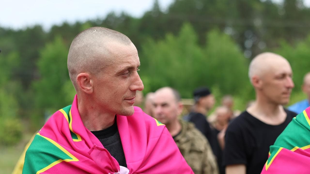 <p style="text-align: justify">რუსეთმა და უკრაინამ "1000 1000-ზე" ფორმატის ფარგლებში კიდევ 303-303 ტყვე გაცვალეს.</p><p style="text-align: justify">"კიდევ 303 უკრაინელი დამცველი სახლშია. თურქეთში შეთანხმებული "1000-1000-ზე" ფორმატის გაცვლის მესამე ნაწილი დასრულდა“, - განაცხადა უკრაინის პრეზიდენტმა ვოლოდიმირ ზელენსკიმ.</p><p style="text-align: justify">ამჯერად, გათავისუფლებულ ჯარისკაცებს შორის არიან უკრაინის შეიარაღებული ძალების, კერძოდ, საზღვაო ძალების, საჰაერო ძალების, საჰაერო სადესანტო-მოიერიშე ჯარების, ტერიტორიული თავდაცვის, ასევე უკრაინის ეროვნული გვარდიის, უკრაინის სახელმწიფო სასაზღვრო სამსახურისა და სახელმწიფო სპეციალური სატრანსპორტო სამსახურის წარმომადგენლები.</p><p style="text-align: justify">დღეს გათავისუფლებული 303 დამცველი მამაკაცია, რიგითი და სერჟანტი. ისინი იცავდნენ უკრაინას დონეცკისა და ლუგანსკის მიმართულებით, ზაპოროჟიესა და ხარკოვის ოლქებში, ხერსონის, სუმისა და ჩერნიგოვის ოლქებში.</p><p style="text-align: justify">ასევე დღეს სახლში მარიუპოლის 70 მცველი ბრუნდება.</p><p style="text-align: justify">2022 წლის მარტიდან მოყოლებული, საკოორდინაციო შტაბმა გაათავისუფლა უკრაინის 5,757 მოქალაქე. კიდევ 536 უკრაინელი დაბრუნდა გაცვლის გარეშე.</p><p style="text-align: justify">ტყვეების გაცვლის პირველი ეტაპი პარასკევს, 23 მაისს გაიმართა. უკრაინამ 390 ადამიანი დააბრუნა - 270 სამხედრო და 120 მშვიდობიანი მოქალაქე. ყოფილ სამხედრო ტყვეებს შორის არიან შეიარაღებული ძალების სხვადასხვა შტოს მებრძოლები, რომლებიც დონეცკის, ლუგანსკის, ხარკოვის და სხვა რაიონებში იბრძოდნენ. ზოგიერთი მათგანი ტყვეობაში 3 წელზე მეტი ხნის განმავლობაში იმყოფებოდა.</p><p style="text-align: justify">როგორც თავდაცვის მინისტრმა რუსტემ უმეროვმა განაცხადა, სიები ერთი კრიტერიუმის საფუძველზე შედგა: სიცოცხლის შენარჩუნება.</p><p style="text-align: justify">23 მაისს, უკრაინამ, რუსი სამხედრო ტყვეების გარდა, რუსეთს გადასცა მინიმუმ 70 კოლაბორატორი. მათ სანაცვლოდ, რუსულმა მხარემ გაათავისუფლა მშვიდობიანი მოქალაქე მძევლები.</p><p style="text-align: justify">შაბათს, 24 მაისს, კიდევ 307 უკრაინელი დამცველი დაბრუნდა. მათ შორის არიან საჰაერო-სადესანტო თავდასხმის ჯარების, უპილოტო სისტემების ძალების, საზღვაო ძალების, ტერიტორიული თავდაცვის ძალების, სასაზღვრო დაცვის და ეროვნული გვარდიის მებრძოლები. ყველაზე ახალგაზრდა 25 წლისაა, ყველაზე უფროსი კი 61 წლის. მათ შორის არიან დაჭრილები და ავადმყოფები.</p><p style="text-align: justify">გარდა ამისა, პირველად გახდა შესაძლებელი პატიმრების დაბრუნება ცალკეული დანაყოფებიდან და სამხედრო ნაწილებიდან. ასევე მარიუპოლის 27 დამცველი გაათავისუფლეს.</p>