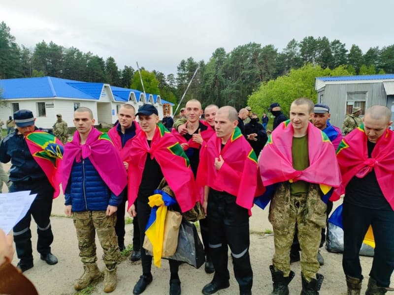 <p style="text-align: justify">უკრაინამ და რუსეთმა 6 მაისს, ტყვეთა მასშტაბური გაცვლა განახორციელეს. რუსული ტყვეობიდან 205 უკრაინელი გაათავისუფლეს, - ამის შესახებ პრეზიდენტი <strong>ვოლოდიმირ ზელენსკი</strong> სოციალურ ქსელში წერს.</p><p style="text-align: justify">მისი თქმით, დღეს უკრაინამ 205 ჯარისკაცი დააბრუნა, ისინი რუსეთის მრავალ რეგიონში იყვნენ მიმოფანტული.</p><p style="text-align: justify">"ჩვენ ისინი უკან დავიბრუნეთ და მადლობას ვუხდი ყველას, ვინც ამ გაცვლაზე იმუშავა. მადლობა ჩვენს პარტნიორებს, პირველ რიგში არაბთა გაერთიანებულ საამიროებს, მათი შუამავლობის და დახმარებისთვის. მადლობა მათ, ვისაც აინტერესებს და აგრძელებს ტყვეობაში მყოფ უკრაინელებზე საუბარს“, - წერს ზელენსკი.</p><p style="text-align: justify">უკრაინის უმაღლესი რადას ადამიანის უფლებათა კომისრის დმიტრო ლუბინეცის თქმით, დღეს უკრაინასა და რუსეთს შორის პატიმრების 64-ე გაცვლა შედგა. უკრაინაში რუსული ტყვეობიდან სრულმასშტაბიანი შეჭრის დაწყებიდან სულ 4,757 უკრაინელი დაბრუნდა.</p><p style="text-align: justify">განთავისუფლებული დამცველები იცავდნენ უკრაინას დონეცკისა და ლუგანსკის მიმართულებით, ზაპოროჟიესა და ხარკოვის ოლქებში, ხერსონის, სუმისა და კიევის ოლქებში, ასევე დაბრუნდნენ მარიუპოლის გარნიზონის დამცველები.</p>