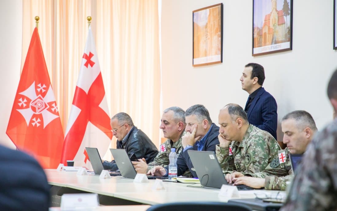 <p style="text-align: justify">სსიპ – დავით აღმაშენებლის სახელობის საქართველოს ეროვნული თავდაცვის აკადემიაში საქართველოს თავდაცვის სამინისტროს სისტემის სამხედრო მოსამსახურეებისთვის წარმატებით ჩატარდა ნატოს სტანდარტებით შექმნილი ხუთდღიანი სასწავლო კურსი „სტრატეგიული ოპერაციები ტერორიზმისა და ამბოხებულთა წინააღმდეგ“.</p><p style="text-align: justify">კურსში მონაწილეობა მიიღო თავდაცვის სამინისტროს სისტემის 19-მა წარმომადგენელმა თავდაცვის ძალების სხვადასხვა ქვედანაყოფებიდან.</p><p style="text-align: justify">კურსის მიზანი იყო მონაწილეთათვის თეორიული ცოდნის გადაცემა და პრაქტიკული უნარების გაღრმავება, რათა მათ შეძლონ ეფექტურად გაუმკლავდნენ ტერორიზმისა და ამბოხებული მოძრაობებისგან მომდინარე საფრთხეებს. სწავლების შინაარსი ითვალისწინებდა თანამედროვე უსაფრთხოების გამოწვევებზე რეაგირებისთვის აუცილებელი სტრატეგიული ხედვის, ანალიზისა და ოპერაციული დაგეგმვის უნარების განვითარებას.</p><p style="text-align: justify">სასწავლო კურსის დასრულების შემდეგ, მონაწილეებს გადაეცათ შესაბამისი სერტიფიკატები.</p><p style="text-align: justify">ეროვნული თავდაცვის აკადემია მომავალშიც გააგრძელებს ნატოს სტანდარტებით შექმნილი სასწავლო პროგრამების განხორციელებას, რაც ხელს შეუწყობს თავდაცვის ძალების წარმომადგენელთა უწყვეტ განვითარებას.</p>