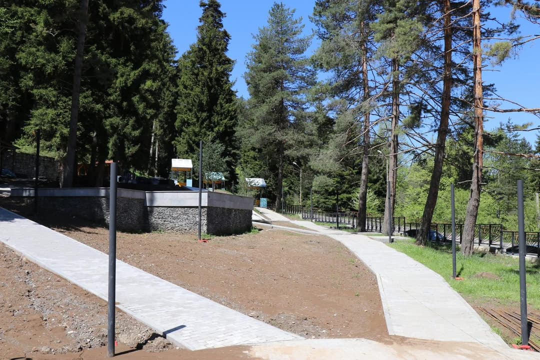 დაბა წაღვერში კლიმატური პირობების გამო შეჩერებული პარკის რეაბილიტაცია განახლდა
