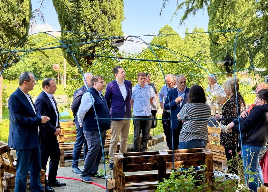 დავით ფაცაცია თელავში მცხოვრებ დევნილებს შეხვდა და განხორციელებული ინფრასტრუქტურული სამუშაოები დაათვალიერა