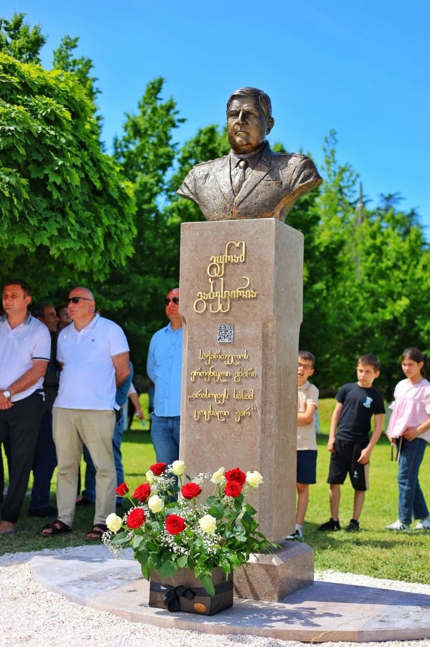 <p style="text-align: justify">ზუგდიდში, 26 მაისის ღონისძიებები ეროვნული გმირების პარკში, საქართველოს ეროვნული გმირის, სოხუმის ყოფილი მერის გურამ გაბესკირიას ბიუსტის გახსნით დაიწყო.</p><p style="text-align: justify">ეროვნული გმირების პარკში უკვე განთავსებულია მერაბ კოსტავას, ჟიული შარტავას, გენო ადამიას, მამია ალასანიას და 1924 წლის აჯანყებულთა ბიუსტები და მემორიალები.</p><p style="text-align: justify">ეროვნული გმირების ბიუსტები, სამეგრელო-ზემო სვანეთის სახელმწიფო რწმუნებულმა, ზუგდიდის დელეგატმა, მუნიციპალიტეტის მერმა, განათლების, მეცნიერების და ახალგაზრდობის მინისტრის მოადგილეებმა და აფხაზეთის მთავრობის მინისტრთა კაბინეტის წევრებმა გვირგვინებით შეამკეს. ხელისუფლების წარმომადგენლებმა, ასევე გვირგვინით შეამკეს, ზუგდიდის ცენტრალურ ბულვარში მდებარე საქართველოს პირველი პრეზიდენტის, ეროვნული გმირის, ზვიად გამსახურდიას ბიუსტი.</p><p style="text-align: justify">დღესვე ეროვნული გმირების პარკში საქართველოს სახელმწიფო დროშის აღმართვის ცერემონია გაიმართა. პარკში სამომავლოდ დაგეგმილია სხვა ეროვნული გმირების ბიუსტების განთავსება.</p><p>&nbsp;</p>