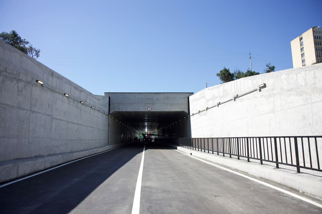 უნივერსიტეტისა და პეტრე ქავთარაძის ქუჩების დამაკავშირებელი საავტომობილო გვირაბი გაიხსნა