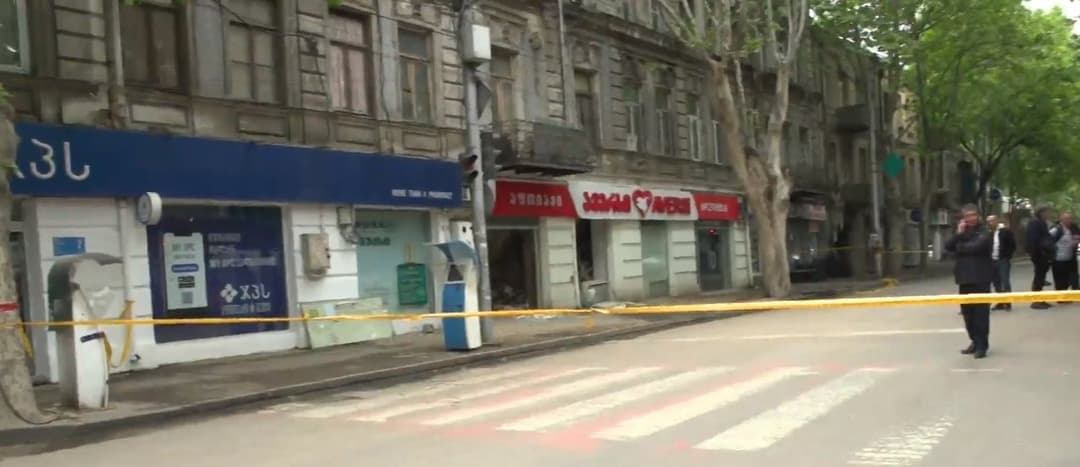 დადიანის ქუჩაზე, შენობის პირველ სართულზე ჭერი ჩამოინგრა