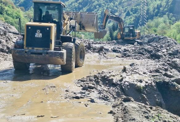 Landslide blocks road in Western Georgia, two escape unharmed