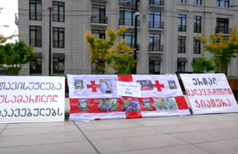 The primary demand of the protesting miners remains the release of their detained colleagues.