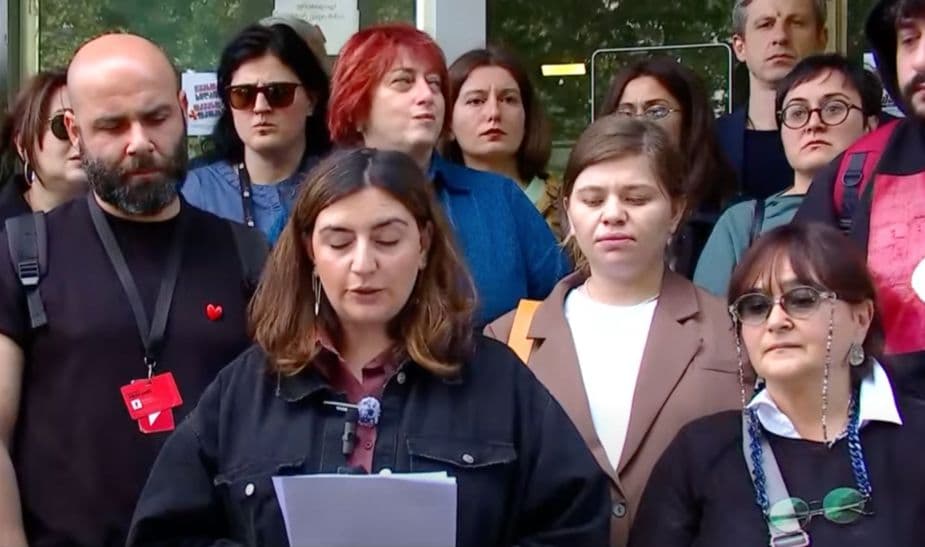 "ჩვენ უარს ვამბობთ მენეჯმენტის შემოთავაზებაზე, რომელმაც უკვე გვითხრა, რომ უარი ნიშნავს ჩვენთან შრომითი ხელშეკრულების გაწყვეტას"