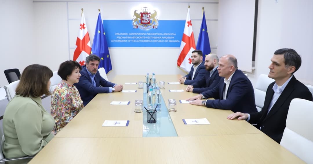 ლევან მგალობლიშვილი აფხაზი გრაფიკოსის და ფერმწერის ალექსანდრე შარვაშიძის შთამომავლებს შეხვდა