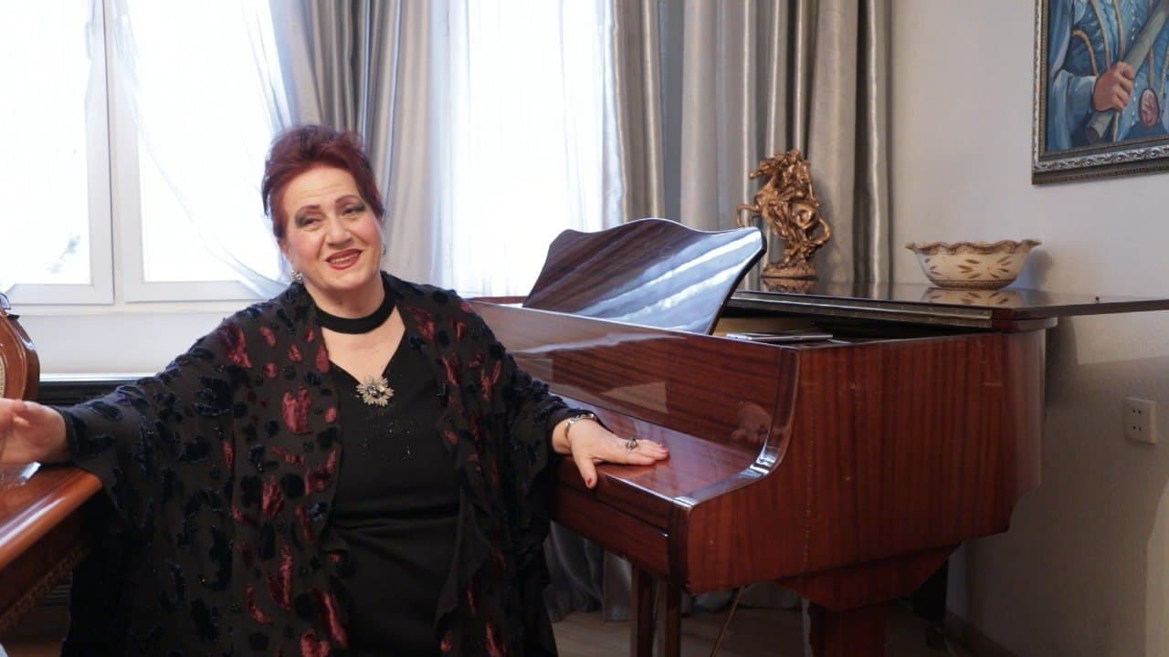 <p>რუბრიკაში “ადამიანები ისტორიით” მორიგი სტუმარია ქალი, რომლის “დატირება” დღეს, წითელ პარასკევს კიდევ ერთხელ გაისმება სამების საკათედრო ტაძარში და კიდევ ერთხელ მოჰგვრის სინანულის ცრემლს ათასობით ადამიანს, კიდევ ერთხელ ჩააღწევს სულებში…</p><p>ყოველ წელს, დიდმარხვის დასასრულს, აღდგომის წინა კვირაში, როცა ტაძარში დატირების რიტუალი სრულდება, სწორედ მისი სუფთა, ამაღლებული ხმა ეხმიანება წმინდა გლოვას და მონანიებას.</p><p>ნაირა ნაჩხატაშვილი ბავშვობიდან ოცნებობდა ერთ დღეს სცენაზე მდგარიყო, ოპერის არიები ემღერა და მაყურებლის გული თავისი გამორჩეული ხმით დაეპყრო. მუსიკალური განათლება, დაუღალავი შრომა და წლები თავდადებული მზადების გზაზე – ყველაფერი თითქოს მიგვანიშნებდა, რომ მას წინ წარმატებული კარიერა ელოდა, როგორც ოპერის მომღერალს.</p><p>თუმცა, მისი ბედი სულ სხვა გზით წარიმართა — ისეთი გზით, რომელსაც თვითონ “ღვთის ხმობას” უწოდებს.</p><p>ნაირა ნაჩხატაშვილი მუსიკალური ოჯახიდანაა, სადაც ყველა მღეროდა, სადაც მუსიკა უბრალოდ ჰობი კი არ იყო, არამედ ცხოვრების წესი. ამ გარემოში აღზრდილმა გოგონამ ბუნებრივად აირჩია მუსიკალური გზა, თუმცა როცა მის ცხოვრებაში ეკლესია და გალობა გამოჩნდა, მიხვდა, რომ სწორედ იქ, ტაძარში იყო მისი ადგილი.</p><p>46 წელია, რაც ის ტაძარში გალობს და ამ გზაზე სრულიად საქართველოს კათოლიკოს-პატრიარქის ილია მეორის სურვილი და ლოცვა მისთვის გადამწყვეტი აღმოჩნდა.</p><p>“შენ სხვაგვარად უნდა იმღერო, შენ გალობა უნდა იყო”, – პატრიარქის ეს სიტყვები გახდა მისი ცხოვრების შემობრუნების წერტილი. ნაირა იხსენებს, როგორ იდგა არჩევანის წინაშე – სცენა თუ ტაძარი და მან აირჩია ის, რაც გულში ყველაზე ღრმად ესმოდა.</p><p>“ღმერთმა მომცა ხმა, მაგრამ მანვე მაჩვენა გზაც, სადაც ეს ხმა ყველაზე მეტად იყო საჭირო”, – ამბობს ნაირა, რომლისთვისაც დღეს ყველაზე დიდი ჯილდო არის იმ ადამიანების ლოცვაში ჩართვა, ვინც მის გალობასთან ერთად ტაძარში ცრემლებს ვერ იკავებს.</p><p>ნაირას ჰყავს ოჯახი და შვილი, რომელმაც დედისგან განსხვავებული გზა აირჩია – მაყვალა ასპანიძე დღეს წარმატებული სოპრანოა და ოპერის სცენაზე ასრულებს იმ ოცნებას, რომელიც ერთ დროს თავად ნაირას ჰქონდა.</p><p>“მაყვალას კარიერა ჩემთვის დიდი სიხარულია — თითქოს ის გზა, რაც მე ტაძარს დავუთმე, ჩემი შვილის მეშვეობით მაინც გაგრძელდა სცენაზე”, – ამბობს ნაირა ნაჩხატაშვილი.</p><p>ქალი, რომელმაც მსხვერპლის ფასად აირჩია ის, რაც გულში ჰქონდა ჩაბეჭდილი, დღეს იქაა, სადაც მისი ხმა არა მხოლოდ ისმის, არამედ ისმინება.<br><br></p><div class="iframe-wrapper"><iframe src="https://www.youtube.com/embed/iJTKNzYOt3c?si=8Q1hRLki0mVsw7Ce" frameborder="0" allowfullscreen="true" width="560" height="315" title="YouTube video player" allow="accelerometer; autoplay; clipboard-write; encrypted-media; gyroscope; picture-in-picture; web-share"></iframe></div><p></p>