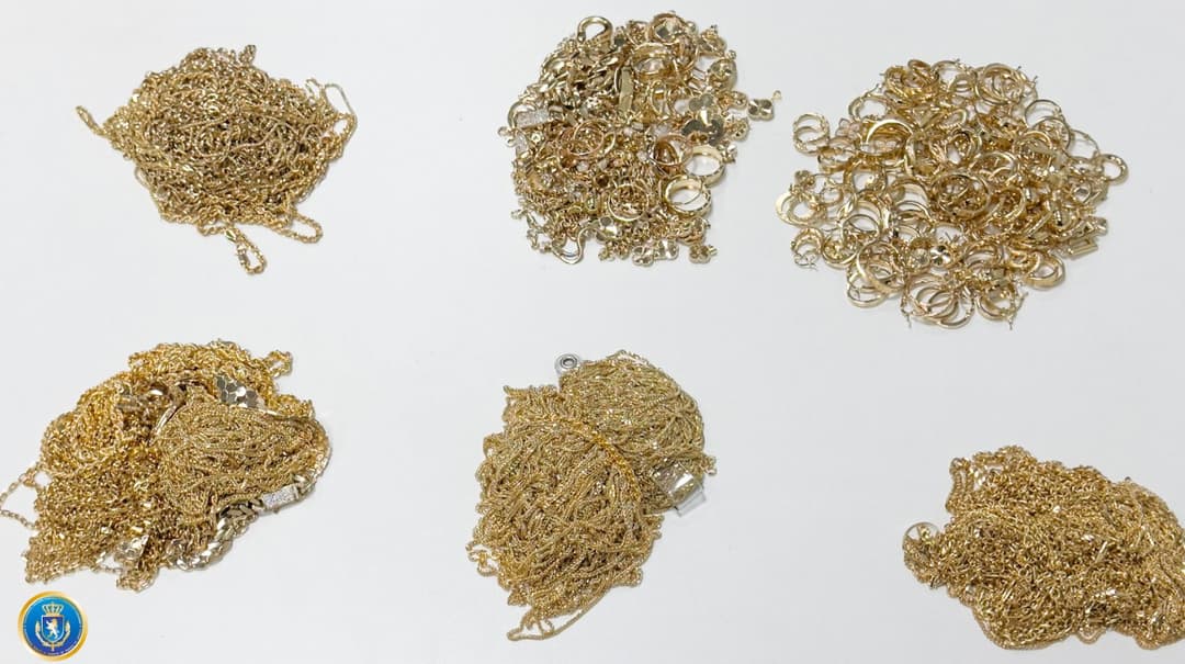 საბაჟო საზღვარზე განსაკუთრებით დიდი ოდენობით ოქროს საიუველირო ნაკეთობების უკანონოდ გადმოტანის ფაქტზე ორი პირი დააკავეს