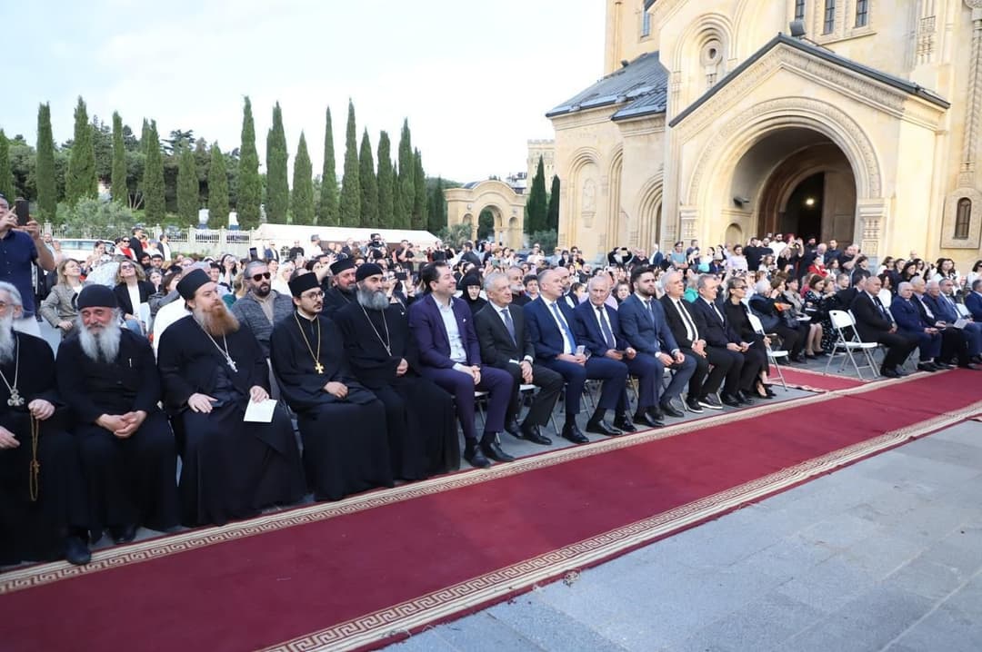 აფხაზეთის დღესთან დაკავშირებით სამების საკათედრო ტაძრის ეზოში საზეიმო ღონისძიება გაიმართა