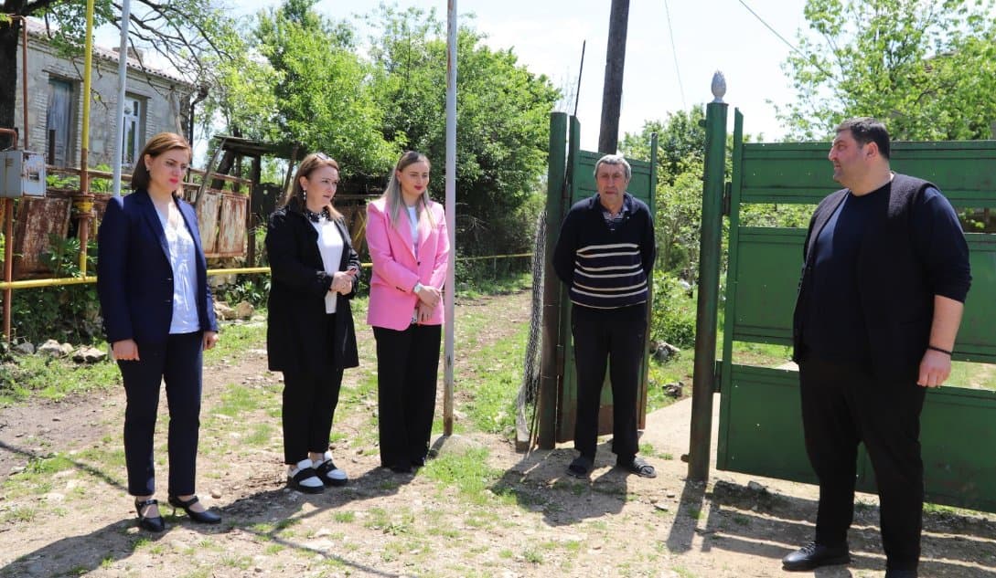 <p style="text-align: justify">თერჯოლაში მრავალშვილიან ოჯახებს საყოფაცხოვრებო ნივთები გადასცეს.</p><p style="text-align: justify">მუნიციპალიტეტის მერიის ინფორმაციით, სოციალური აქცია მუნიციპალიტეტის მერიის მხარდაჭერით და &nbsp;ბავშვთა დაცვისა და ზრუნვის განყოფილების ორგანიზებით განხორციელდა.</p><p style="text-align: justify">თერჯოლის მუნიციპალიტეტის მერმა მანუჩარ რობაქიძემ, საკრებულოს თავმჯდომარის მოადგილე დავით გოგბერაშვილთან ერთად, ბენეფიციარებს ტექნიკა და ავეჯი გადასცა.</p><p style="text-align: justify">თერჯოლის მუნიციპალიტეტში აღნიშნული სოციალურად დაუცველი მოქალაქეების &nbsp;საცხოვრებელი პირობების გაუმჯობესების მიზნით, მხარდაჭერის პროგრამა მესამე წელია, მოქმედებს და დახმარება 60-მდე ოჯახს გაეწია.</p>