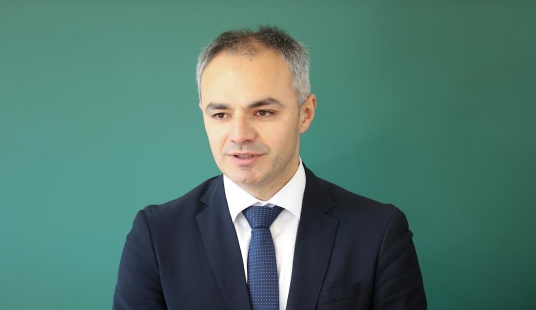 ალექსანდრე წულაძე მე-12 კლასელებს სკოლის დამთავრებას ულოცავს