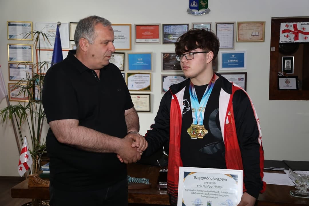 წყალტუბოს მუნიციპალიტეტის მერმა მსოფლიო ჩემპიონს ჯაბა ტყეშელაშვილს მადლობის სიგელი გადასცა