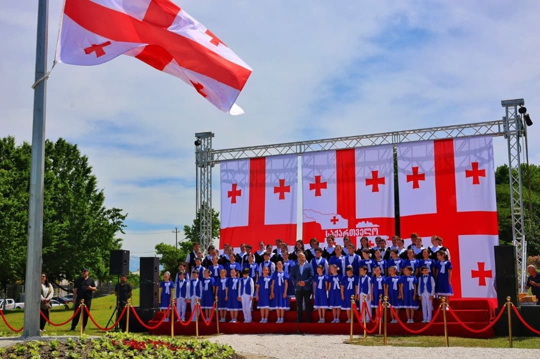 ზუგდიდში 26 მაისი ღონისძიებები გურამ გაბესკირიას ბიუსტის გახსნით და დროშის აღმართვით დაიწყო