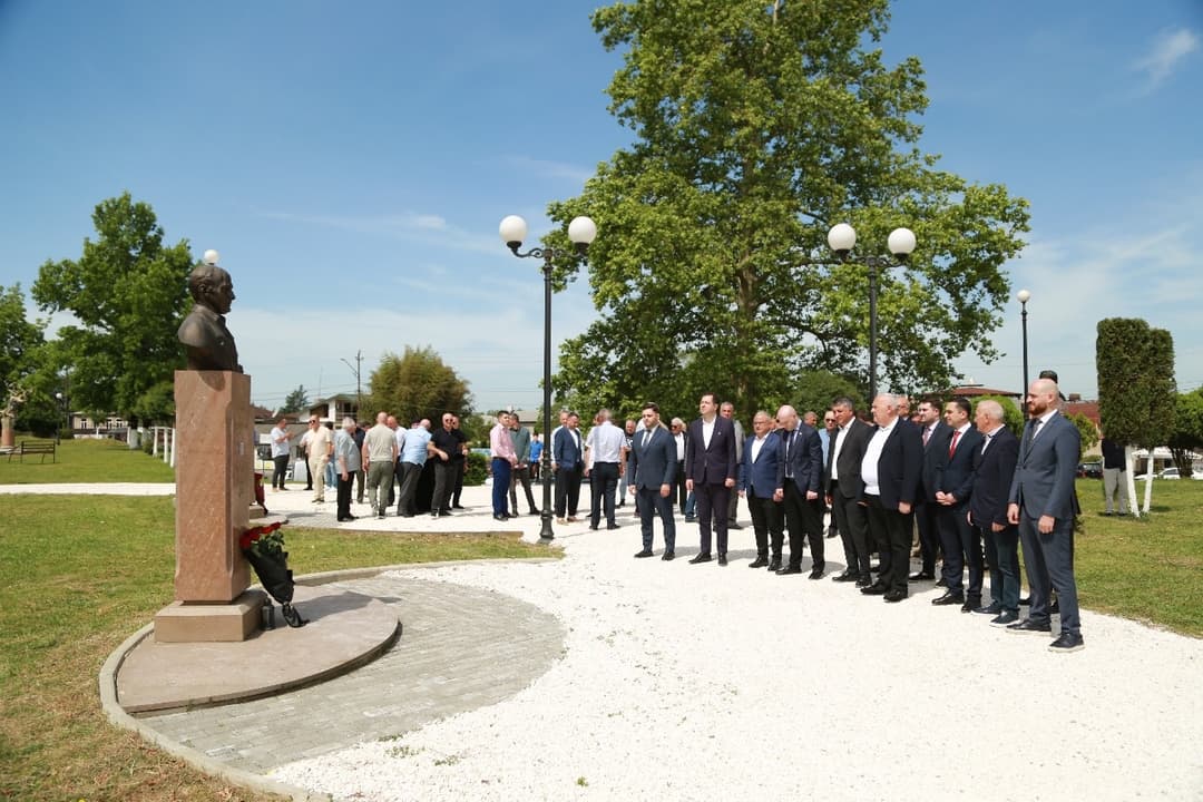 აფხაზეთის მთავრობის წარმომადგენლები ზუგდიდში გურამ გაბესკირიას ბიუსტის გახსნას დაესწრნენ