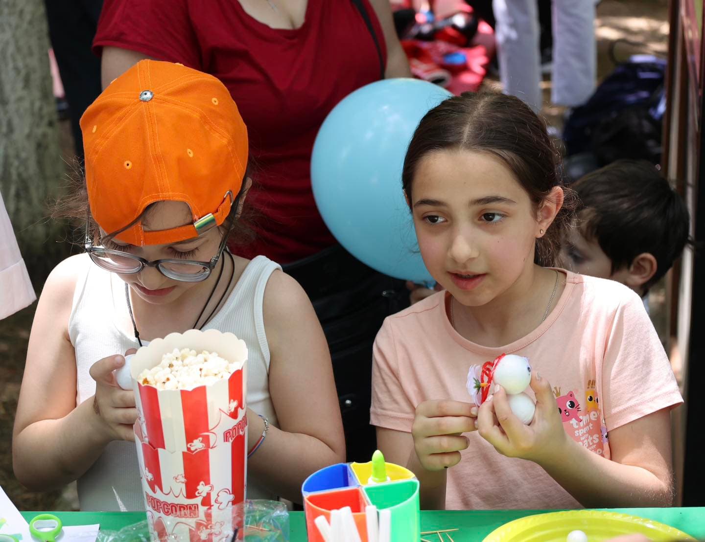 <p style="text-align: justify">1 ივნისი - ბავშვთა დაცვის საერთაშორისო დღე ბორჯომში საზეიმო ღონისძიებით აღინიშნა.</p><p style="text-align: justify">დღეს, მერაბ კოსტავას სახელობის სკვერში ბორჯომის მუნიციპალიტეტის ორგანიზებით პატარებისათვის მრავალფეროვანი ღონისძიებები გაიმართა.</p><p style="text-align: justify">პატარა სტუმრების წინაშე ადგილობრივი მუსიკალური და ქორეოგრაფიული ანსამბლები, ასევე სოლო შემსრულებლები წარდგნენ.</p><p style="text-align: justify">პარკის ტერიტორიაზე ბავშვებისთვის მოწყობილი იყო გასართობი ზონები, ვორქშოპები, სადღესასწაულო ატმოსფერო, ასევე პატარებს შესაძლებლობა ჰქონდათ მონაწილეობა მიეღოთ სპორტულ აქტივობებში.</p><p style="text-align: justify">ბორჯომის მუნიციპალიტეტის მერმა ოთარ არბოლოშვილმა ყველა პატარას მიულოცა ბავშვთა დაცვის საერთაშორისო დღე და მათ წარმატებული და ბედნიერი მომავალი უსურვა.</p>