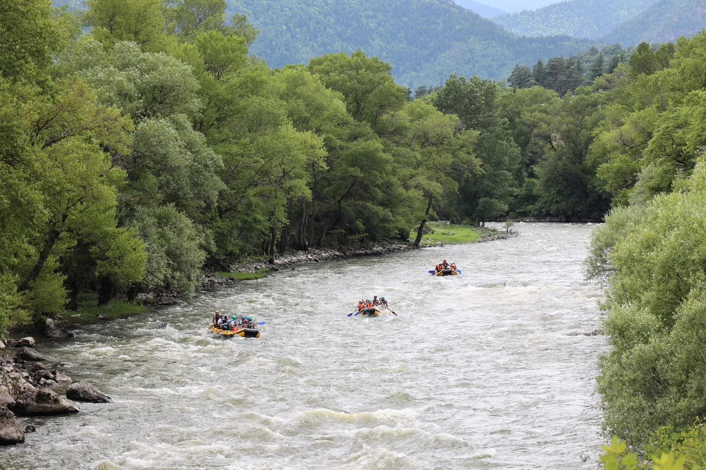 <p style="text-align: justify">ბორჯომის მუნიციპალიტეტის ორგანიზებით ახალგაზრდული ბანაკი ოფიციალურად გაიხსნა.</p><p style="text-align: justify">16-დან 20 წლამდე ახალგაზრდებმა ბანაკის გახსნის დღეს მონაწილეობა მიიღეს სხვადასხვა სპორტულ აქტივობაში - ფრენბურთი, ზიპლაინი, მშვილდ-ისრით სროლა, კედელზე ცოცვა, ჯომარდობა.</p><p style="text-align: justify">მუნიციპალიტეტის მერიის ინფორმაციით, ბანაკის გახსნის ღონისძიებას ბორჯომის მუნიციპალიტეტის საკრებულოს ფრაქცია „ქართული ოცნება - დემოკრატიული საქართველოს“ თავმჯდომარე ლევან თედიაშვილი და ახალგაზრდობასთან ურთიერთობის სპეციალისტი ლანა გიორგიძე დაესწრნენ. მათ ჯანსაღი ცხოვრების წესის მნიშვნელობაზე ისაუბრეს და ახალგაზრდებს წარმატებები უსურვეს.</p><p style="text-align: justify">ბანაკის მონაწილეები დალოცა დეკანოზმა იოანემ (ხეცურიანი).</p><p style="text-align: justify">ახალგაზრდული ბანაკი 21 ივნისს დაიხურება.</p>