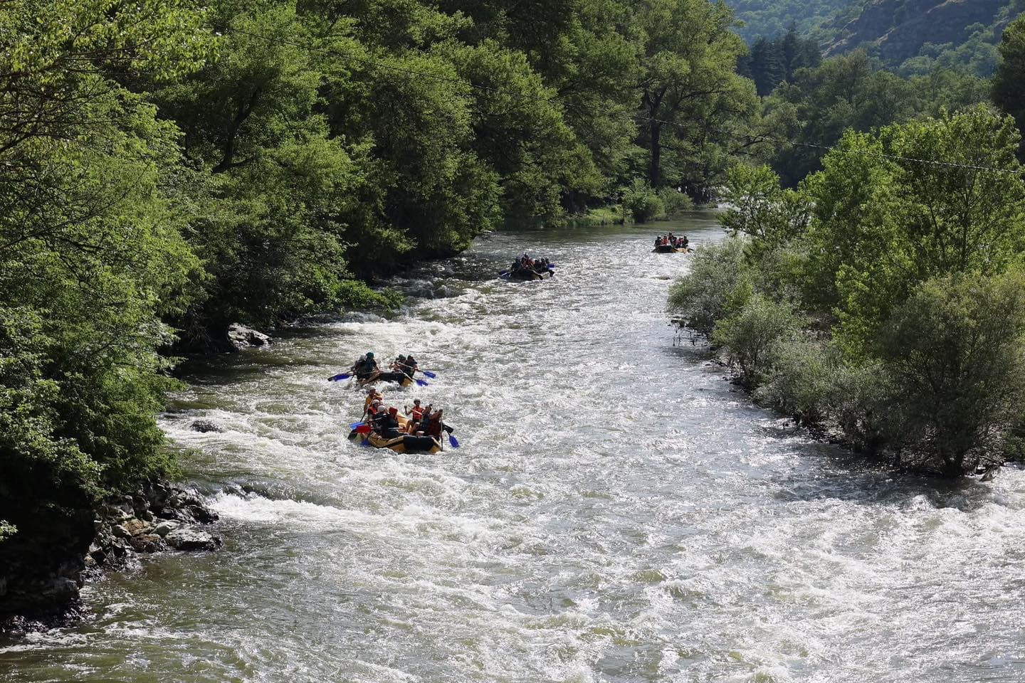 <p style="text-align: justify">ბორჯომის მუნიციპალიტეტის მიერ ორგანიზებული ახალგაზრდული ბანაკი ქართული ესტრადის მომღერლების კონცერტით დაიხურა.</p><p style="text-align: justify">მუნიციპალიტეტის მერიის ინფორმაციით, ბანაკის წევრებს ბორჯომის მუნიციპალიტეტის მერი ოთარ არბოლიშვილი შეხვდა. შეხვედრაზე მოზარდებმა მუნიციპალიტეტის მერისგან მოისმინეს ინფორმაცია ბორჯომის მერიის მიერ განხორციელებული და დაგეგმილი ახალგაზრდული პროგრამებისა და პროექტების შესახებ.</p><p style="text-align: justify">16-დან 20 წლამდე ახალგაზრდებმა მონაწილეობა მიიღეს სხვადასხვა სპორტულ აქტივობაში - ფრენბურთი, ზიპლაინი, მშვილდისრის სროლა, კედელზე ცოცვა, ჯომარდობა.</p><p style="text-align: justify">საღამოს კი ბანაკის მონაწილეების სადღესასწაულო განწყობაზე მომღერალმა ირაკლი ნოზაძემ, თიკა ჯამბურიამ და DJ ალექსანდრე ლორთქიფანიძემ იზრუნეს.</p><p style="text-align: justify"></p>