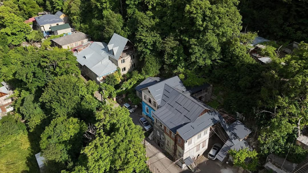 ბორჯომის მუნიციპალიტეტის დაფინანსებით, ხუთი საცხოვრებელი სახლის სახურავის რეაბილიტაცია მიმდინარეობს