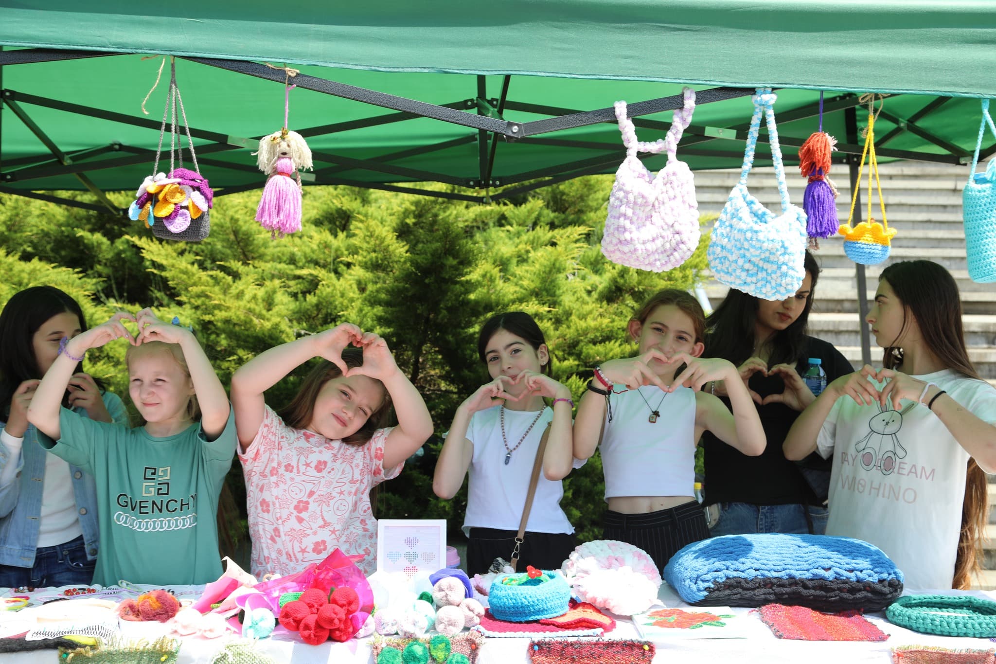 <p style="text-align: justify">ბავშვთა დაცვის საერთაშორისო დღე წყალტუბოში კულტურული და სპორტული ღონისძიებებით აღინიშნა.</p><p style="text-align: justify">საბავშვო ბაღების მოსწავლეთა მონაწილეობით სპორტის სასახლეში მხიარული სტარტები ჩატარდა. სხვადასხვა ნომინაციებში გამარჯვებულ გუნდებს თასები და სიგელები გადაეცათ.</p><p style="text-align: justify">ცენტრალურ პარკში ა(ა)იპ „წყალტუბოს მუნიციპალიტეტის ბავშვთა და ახალგაზრდობის ცენტრისა“ და „ინკლუზიური ცენტრის“ აღსაზრდელთა ხელნაკეთი ნამუშევრების გამოფენა მოეწყო. გაიმართა ანიმატორების წარმოდგენა.</p><p style="text-align: justify">პატარებს შესაძლებლობა ჰქონდათ შეხვედროდნენ ზღაპრის გმირებს და ჩართულიყვნენ მრავალფეროვან გასართობ პროგრამაში.</p><p style="text-align: justify">ბავშვებმა ასევე, ასფალტზე ცარცით ხატვის აქტივობაში მიიღეს მონაწილეობა და სახატავი მასალებით დასაჩუქრდნენ.</p><p style="text-align: justify">ღონისძიება ორგანიზებული იყო წყალტუბოს მუნიციპალიტეტის მერიის კულტურის, განათლების, სპორტისა და ახალგაზრდობის საქმეთა სამსახურის მიერ.</p><p style="text-align: justify">კულტურულ და სპორტულ აქტივობებს წყალტუბოს მუნიციპალიტეტის საკრებულოს კულტურის, განათლების, ტურიზმის, სპორტისა და ახალგაზრდულ საქმეთა კომისიის თავმჯდომარე ლევან ჩანქსელიანი, მერიის კულტურის, განათლების, სპორტისა და ახალგაზრდობის საქმეთა სამსახურის უფროსი რიმა მარგიანი და ადგილობრივი თვითმმართველობის წარმომადგენლები ესწრებოდნენ.</p>