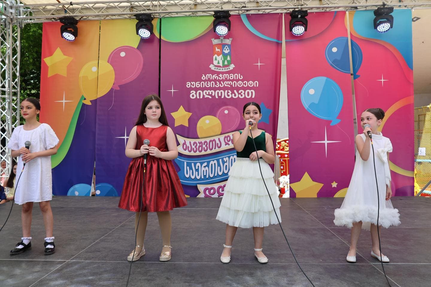 <p style="text-align: justify">1 ივნისი - ბავშვთა დაცვის საერთაშორისო დღე ბორჯომში საზეიმო ღონისძიებით აღინიშნა.</p><p style="text-align: justify">დღეს, მერაბ კოსტავას სახელობის სკვერში ბორჯომის მუნიციპალიტეტის ორგანიზებით პატარებისათვის მრავალფეროვანი ღონისძიებები გაიმართა.</p><p style="text-align: justify">პატარა სტუმრების წინაშე ადგილობრივი მუსიკალური და ქორეოგრაფიული ანსამბლები, ასევე სოლო შემსრულებლები წარდგნენ.</p><p style="text-align: justify">პარკის ტერიტორიაზე ბავშვებისთვის მოწყობილი იყო გასართობი ზონები, ვორქშოპები, სადღესასწაულო ატმოსფერო, ასევე პატარებს შესაძლებლობა ჰქონდათ მონაწილეობა მიეღოთ სპორტულ აქტივობებში.</p><p style="text-align: justify">ბორჯომის მუნიციპალიტეტის მერმა ოთარ არბოლოშვილმა ყველა პატარას მიულოცა ბავშვთა დაცვის საერთაშორისო დღე და მათ წარმატებული და ბედნიერი მომავალი უსურვა.</p>