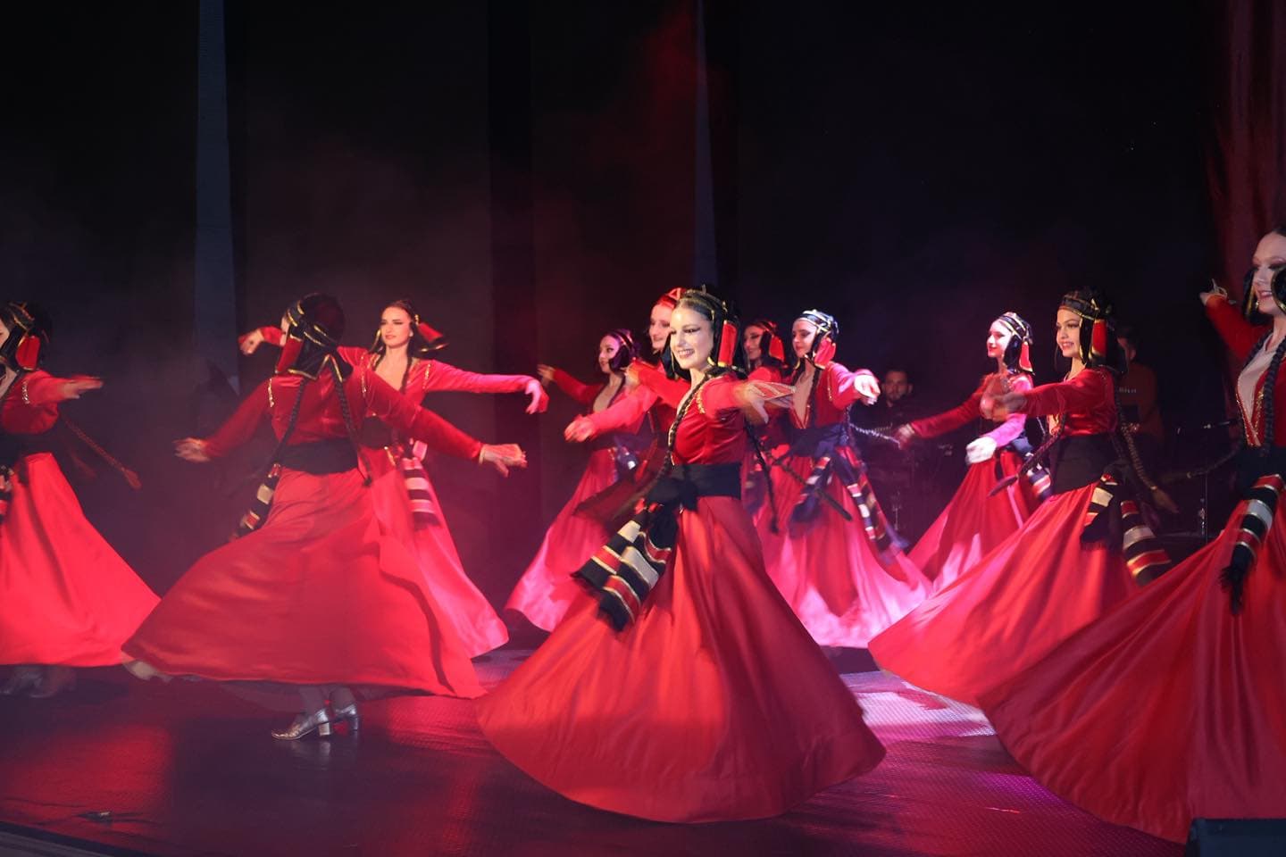 <p style="text-align: justify">სახელმწიფო რწმუნებული ზაალ გელაშვილი და ბორჯომის მუნიციპალიტეტის მერი ოთარ არბოლიშვილი, დაბა წაღვერის კულტურის სახლთან არსებულ ქორეოგრაფიულ ანსამბლ "სამეფოს" (ანსამბლის ხელმძღვანელი გიორგი ანთია) კონცერტს დაესწრნენ.</p><p style="text-align: justify">კულტურის სახლში გამართულ კონცერტს, ასევე ბორჯომის მერის მოადგილე გიორგი ტაბატაძე, საკრებულოს თავმჯდომარის მოადგილე გიორგი ფერაძე, სამხარეო ადმინისტრაციის წარმომადგენლები, ბაკურიანის განვითარების სააგენტოს თავმჯდომარე ეკატერინე ორჯონიკიძე, ჭიათურისა და საჩხერის, ბორჯომისა და ბაკურიანის მიტროპოლიტო დანიელი, ადგილობრივი თვითმმართველობის წევრები მოქალაქეები და სასულიერო პირები ესწრებოდნენ.</p><div class="iframe-wrapper"><iframe src="https://www.facebook.com/plugins/post.php?href=https%3A%2F%2Fwww.facebook.com%2Fpermalink.php%3Fstory_fbid%3Dpfbid02KUiCeFETV7db8q8PmNk5mnef86ELsxK4yJBdwHFjY2PtPLnQReHvyFSTqzaKWtorl%26id%3D100067222093058&amp;show_text=true&amp;width=500" frameborder="0" allowfullscreen="true" width="500" height="844" title="Embedded content" allow="autoplay; clipboard-write; encrypted-media; picture-in-picture; web-share" scrolling="no" style="border:none;overflow:hidden"></iframe></div>